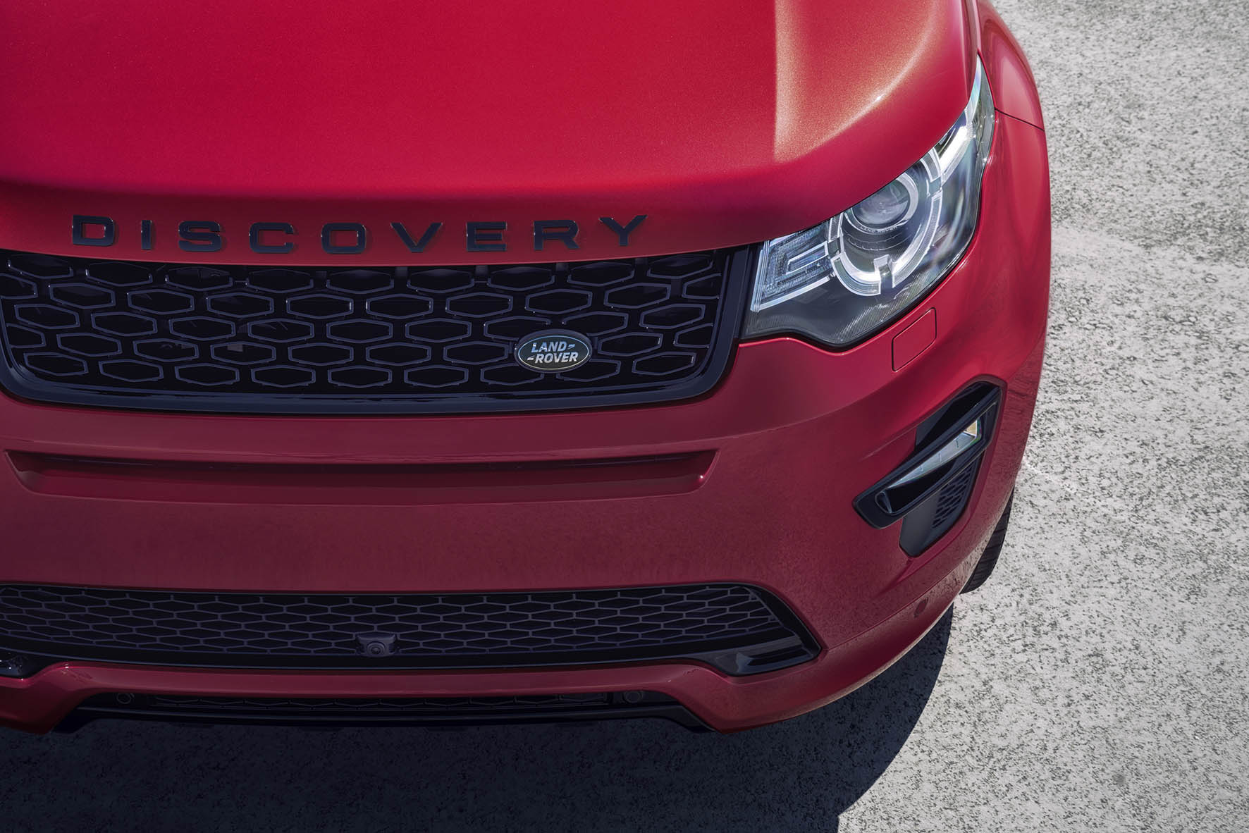 Voor modeljaar 2016 introduceert Land Rover de Discovery Sport Dynamic, evenals de nieuwe eD4 dieselmotor en ATPC.