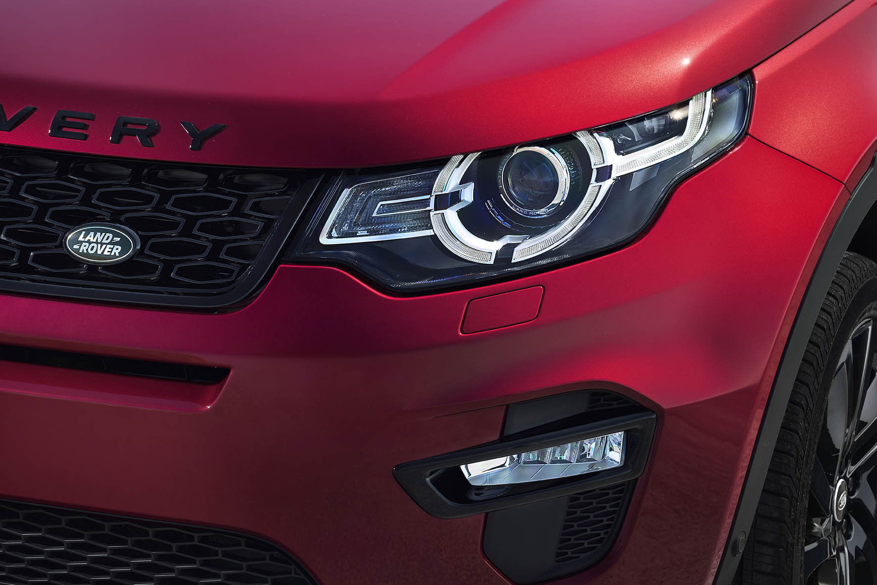 Voor modeljaar 2016 introduceert Land Rover de Discovery Sport Dynamic, evenals de nieuwe eD4 dieselmotor en ATPC.