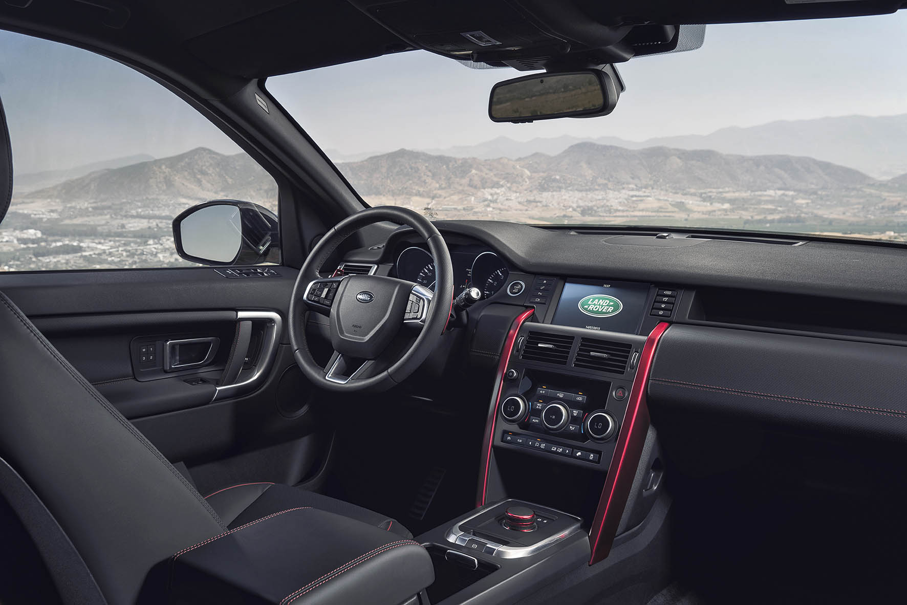 Voor modeljaar 2016 introduceert Land Rover de Discovery Sport Dynamic, evenals de nieuwe eD4 dieselmotor en ATPC.