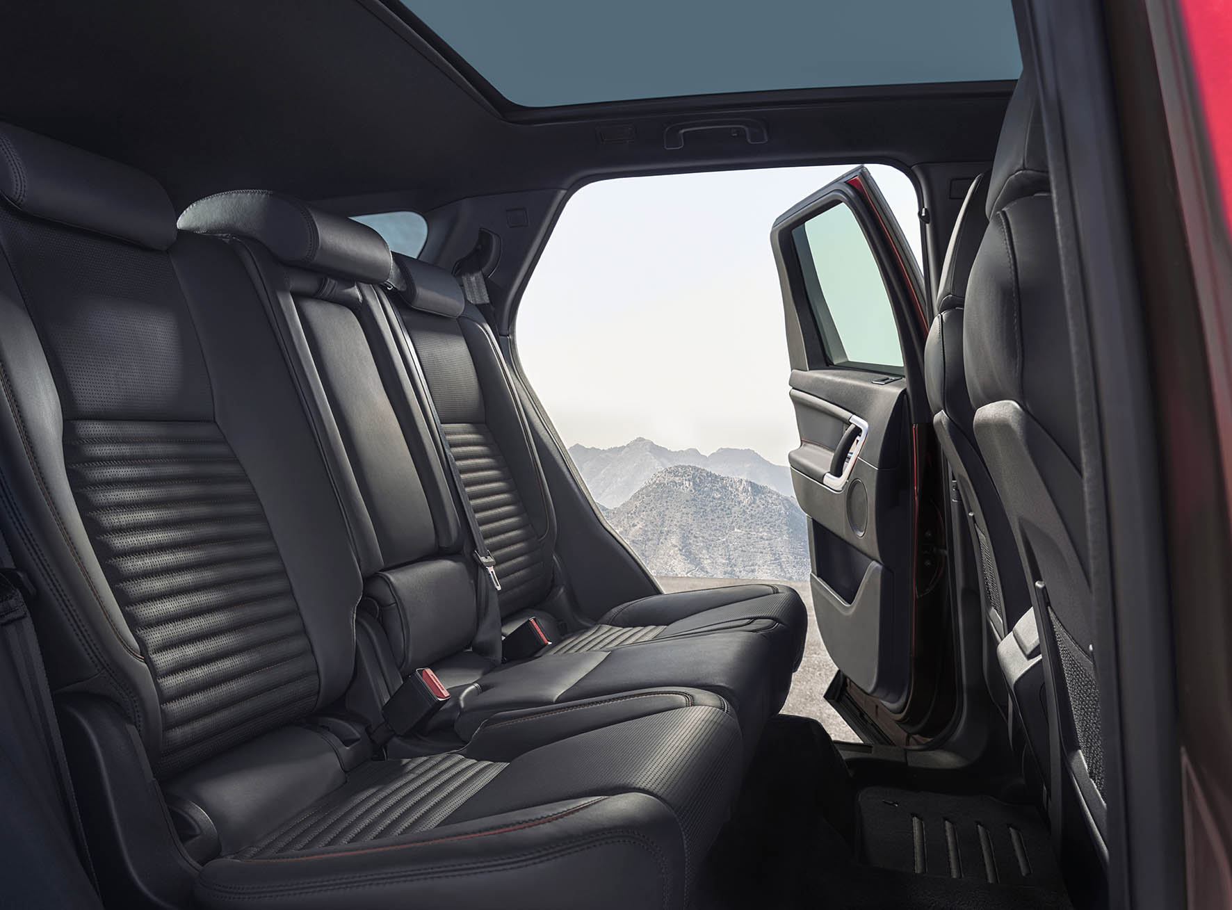 Voor modeljaar 2016 introduceert Land Rover de Discovery Sport Dynamic, evenals de nieuwe eD4 dieselmotor en ATPC.