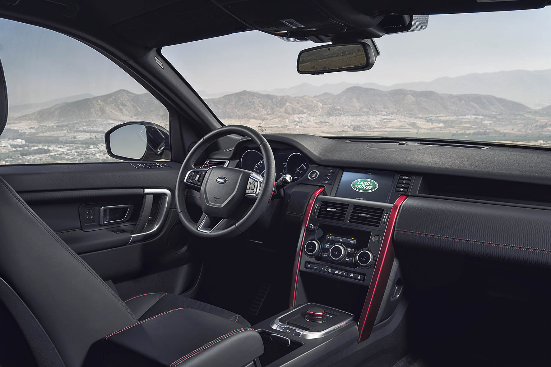 Voor modeljaar 2016 introduceert Land Rover de Discovery Sport Dynamic, evenals de nieuwe eD4 dieselmotor en ATPC.