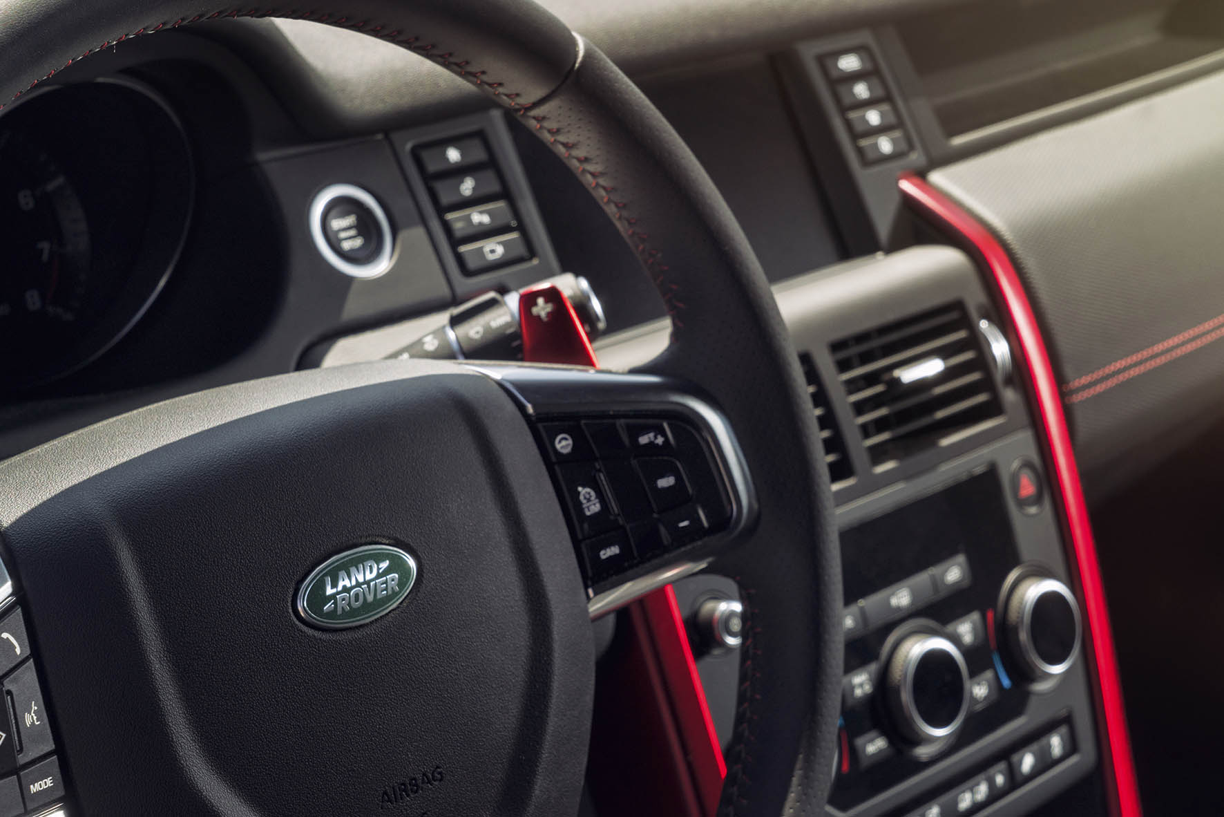 Voor modeljaar 2016 introduceert Land Rover de Discovery Sport Dynamic, evenals de nieuwe eD4 dieselmotor en ATPC.