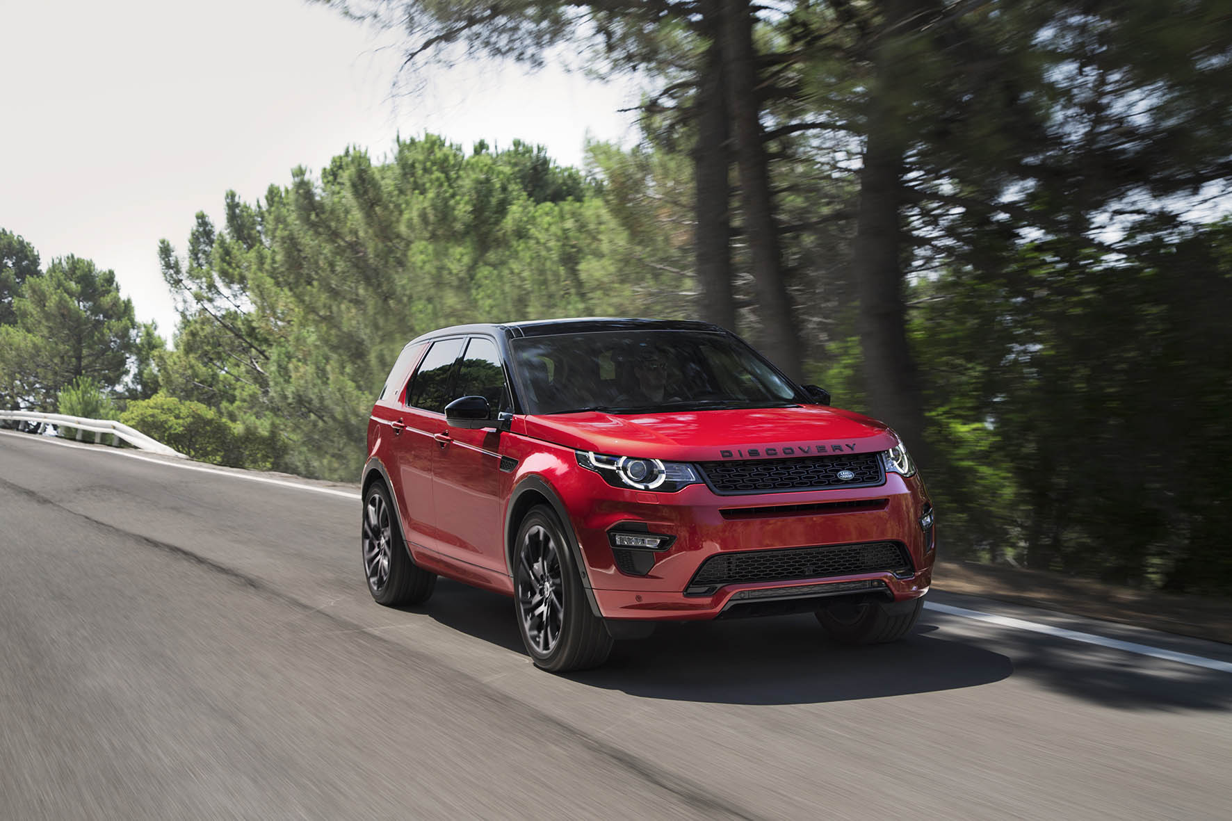 Voor modeljaar 2016 introduceert Land Rover de Discovery Sport Dynamic, evenals de nieuwe eD4 dieselmotor en ATPC.