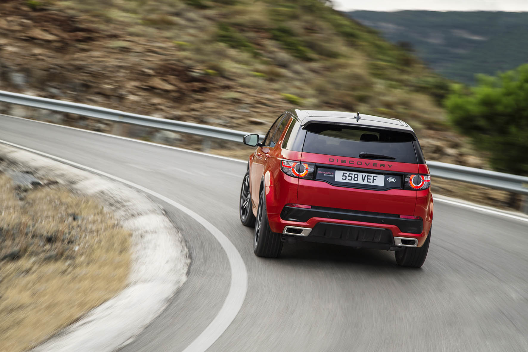 Voor modeljaar 2016 introduceert Land Rover de Discovery Sport Dynamic, evenals de nieuwe eD4 dieselmotor en ATPC.