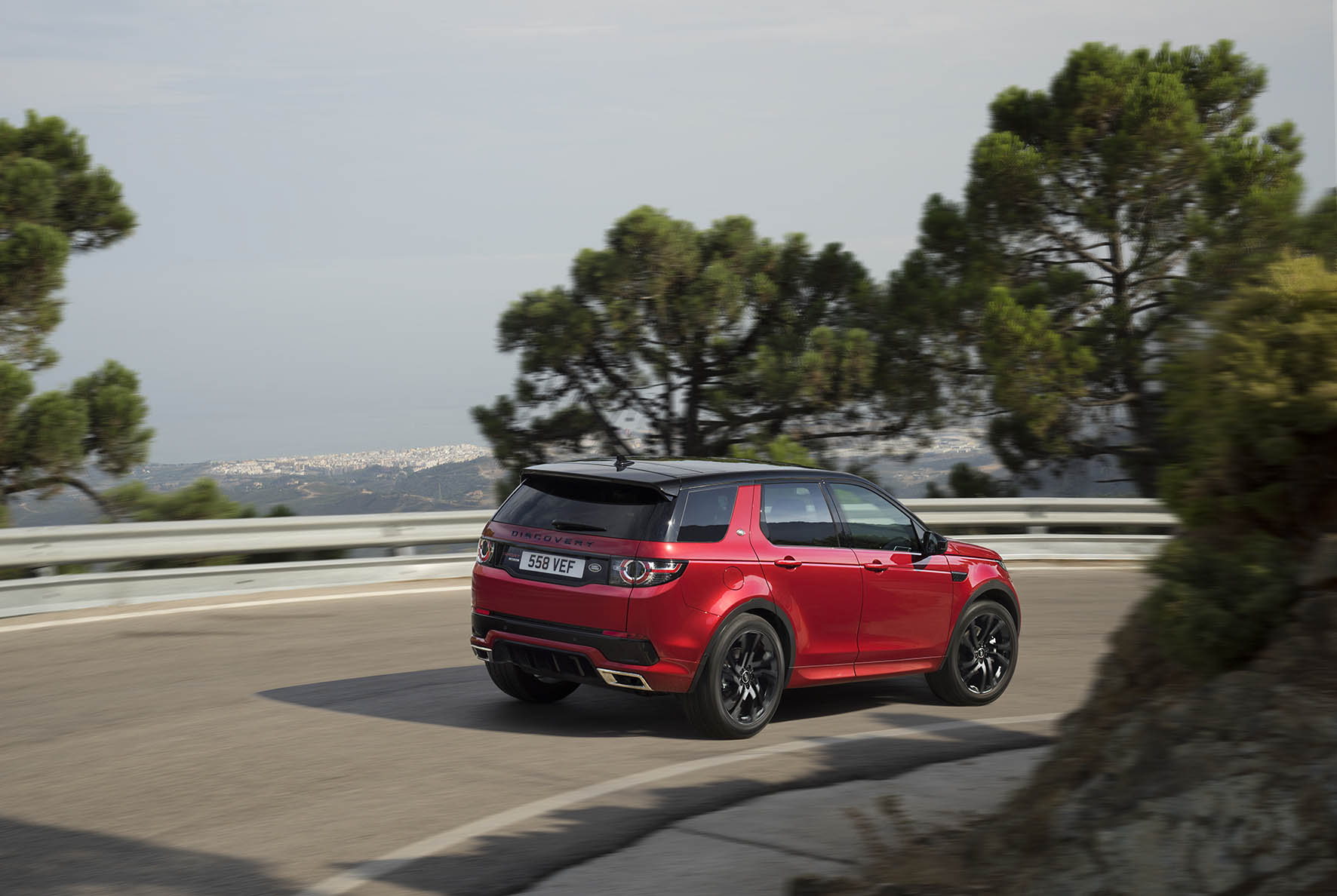 Voor modeljaar 2016 introduceert Land Rover de Discovery Sport Dynamic, evenals de nieuwe eD4 dieselmotor en ATPC.