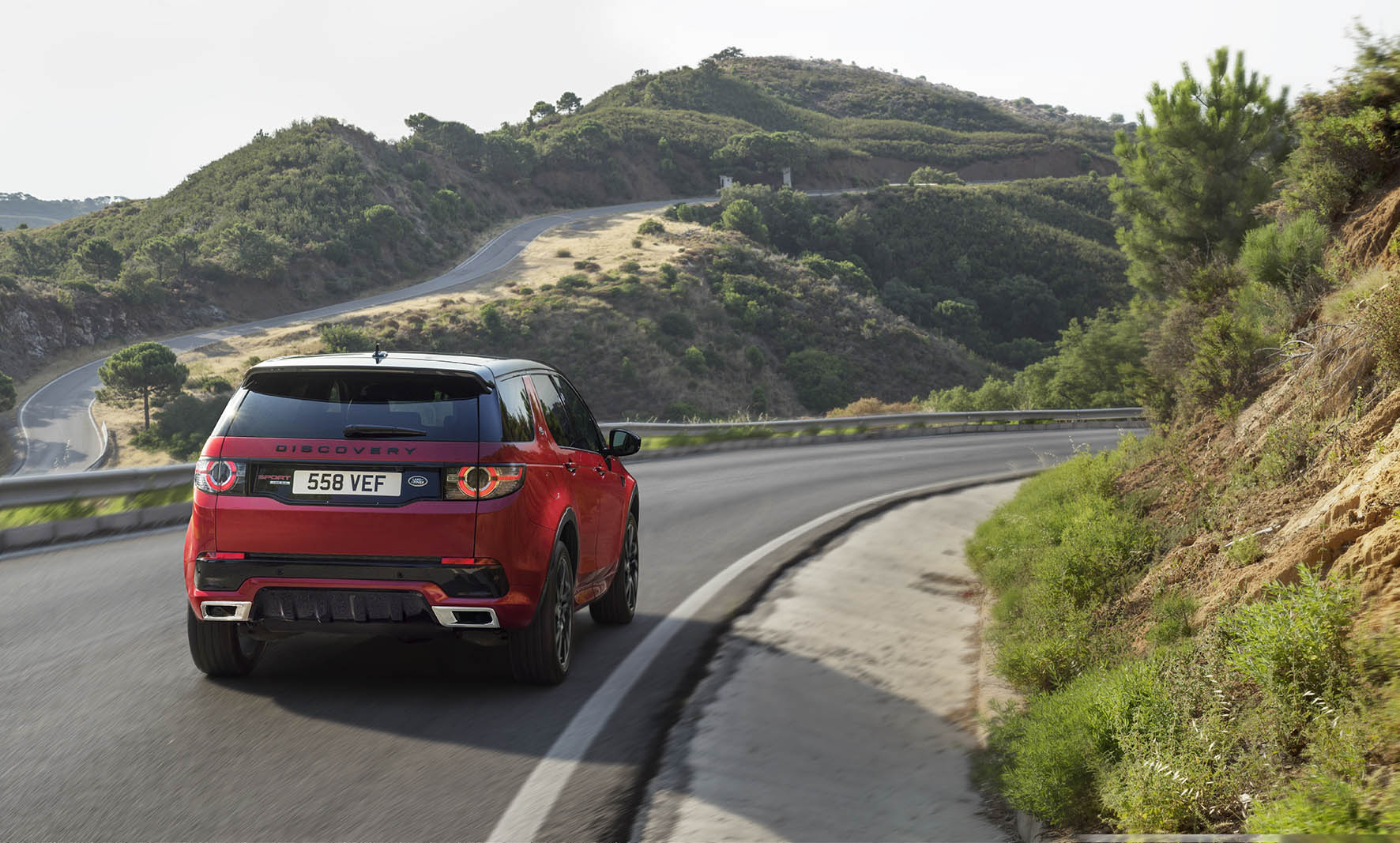 Voor modeljaar 2016 introduceert Land Rover de Discovery Sport Dynamic, evenals de nieuwe eD4 dieselmotor en ATPC.