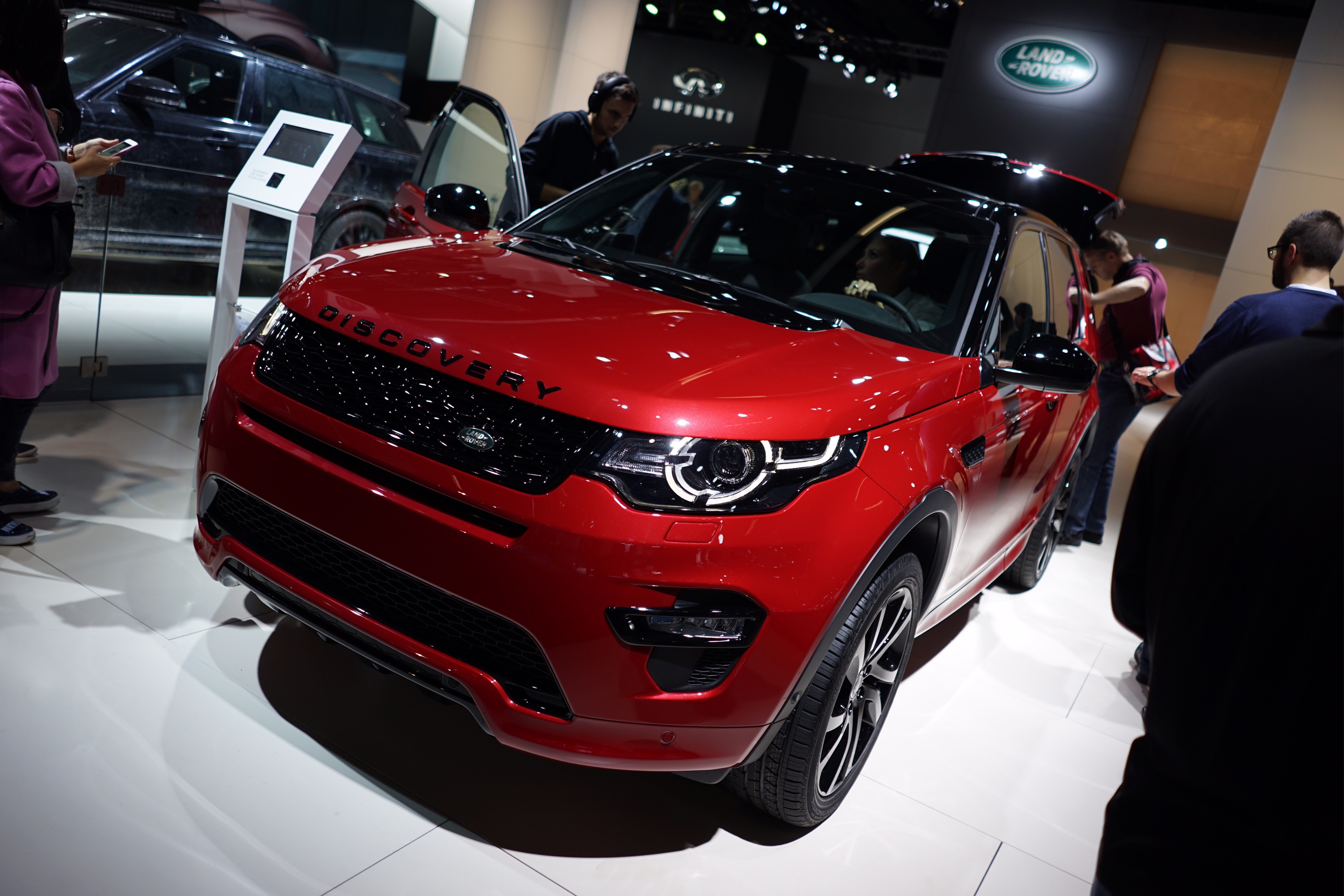 Voor modeljaar 2016 introduceert Land Rover de Discovery Sport Dynamic, evenals de nieuwe eD4 dieselmotor en ATPC.