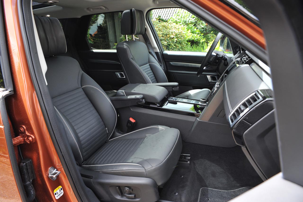 De nieuwe Land Rover Discovery treedt nauwelijks meer in de voetsporen van zijn voorganger, zeker niet qua ontwerp. Hoe het rijdt, dat zocht AutoVandaag uit tijdens een test.