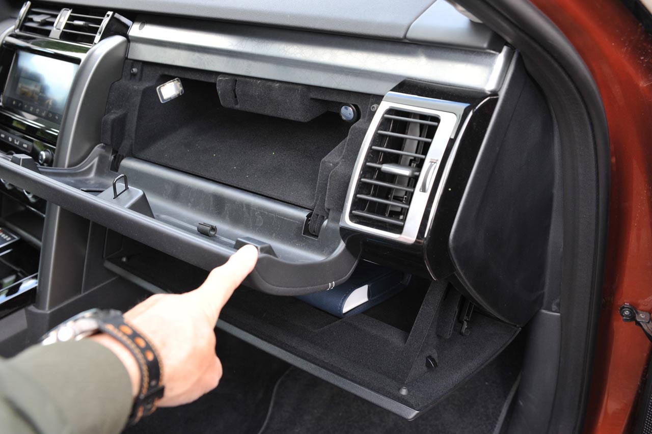 De nieuwe Land Rover Discovery treedt nauwelijks meer in de voetsporen van zijn voorganger, zeker niet qua ontwerp. Hoe het rijdt, dat zocht AutoVandaag uit tijdens een test.