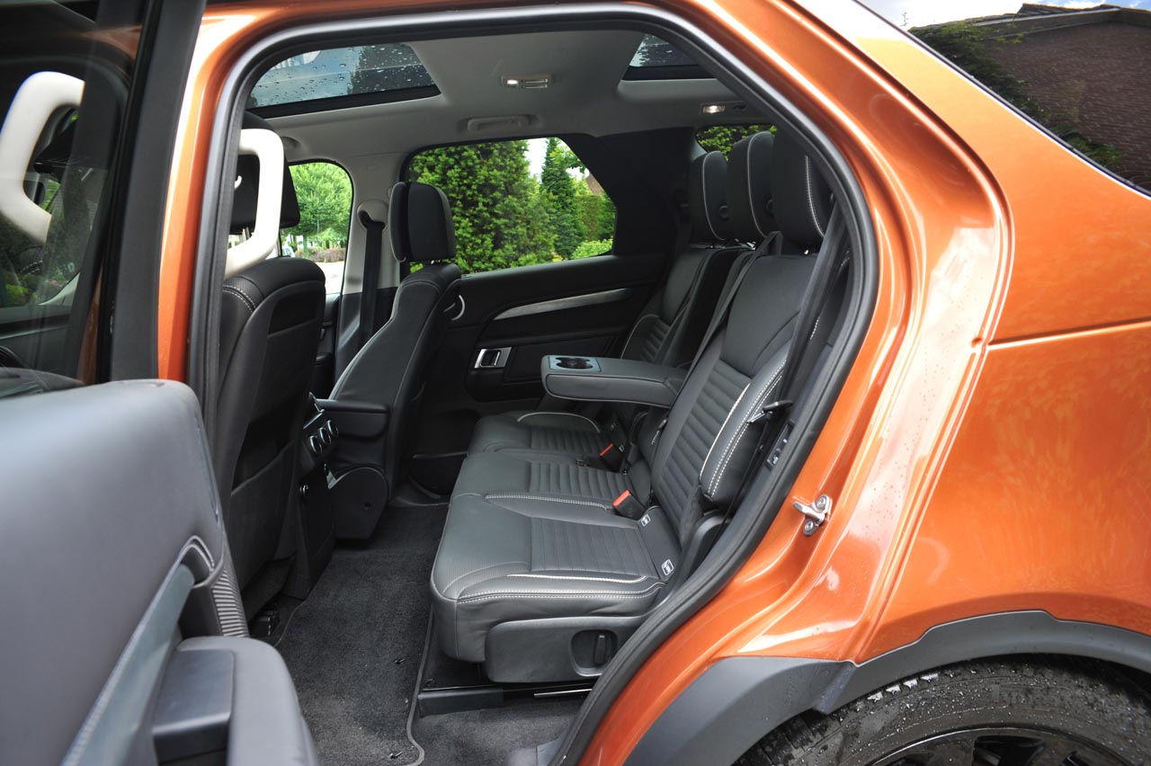 De nieuwe Land Rover Discovery treedt nauwelijks meer in de voetsporen van zijn voorganger, zeker niet qua ontwerp. Hoe het rijdt, dat zocht AutoVandaag uit tijdens een test.
