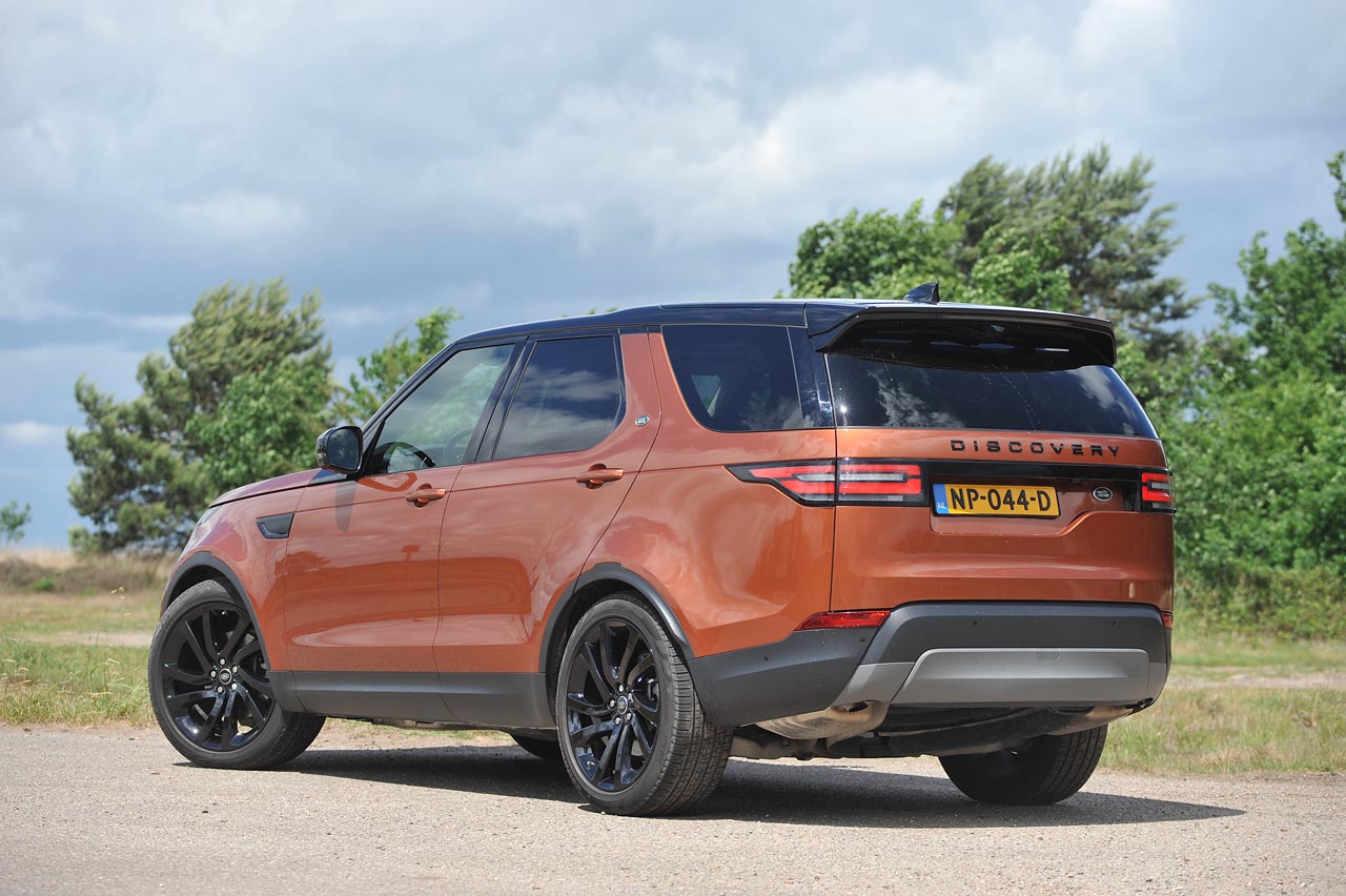 De nieuwe Land Rover Discovery treedt nauwelijks meer in de voetsporen van zijn voorganger, zeker niet qua ontwerp. Hoe het rijdt, dat zocht AutoVandaag uit tijdens een test.