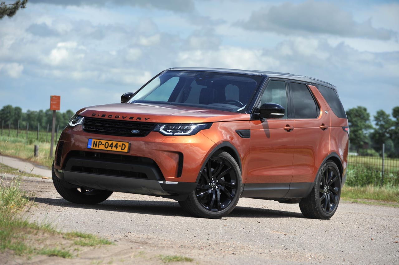 De nieuwe Land Rover Discovery treedt nauwelijks meer in de voetsporen van zijn voorganger, zeker niet qua ontwerp. Hoe het rijdt, dat zocht AutoVandaag uit tijdens een test.
