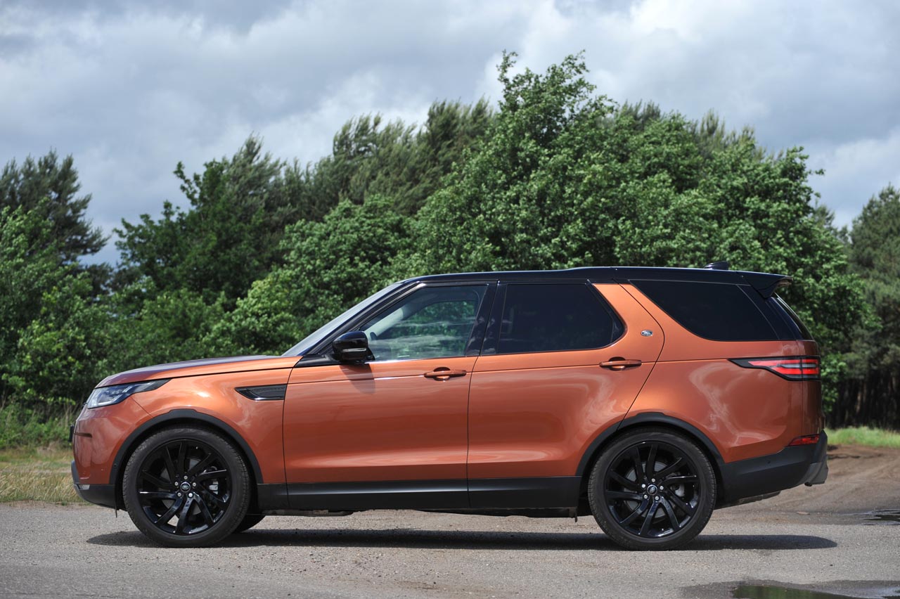 De nieuwe Land Rover Discovery treedt nauwelijks meer in de voetsporen van zijn voorganger, zeker niet qua ontwerp. Hoe het rijdt, dat zocht AutoVandaag uit tijdens een test.