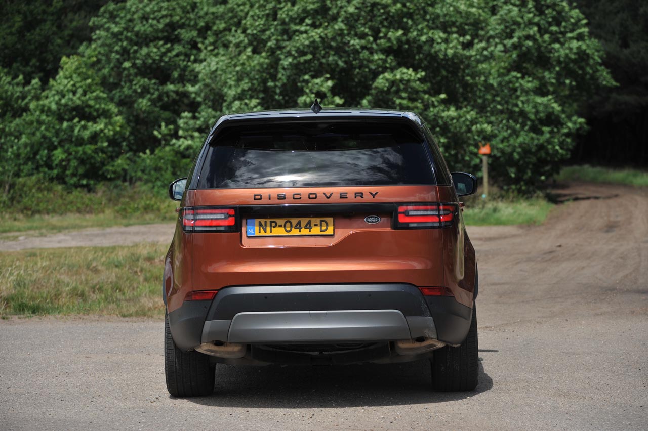 De nieuwe Land Rover Discovery treedt nauwelijks meer in de voetsporen van zijn voorganger, zeker niet qua ontwerp. Hoe het rijdt, dat zocht AutoVandaag uit tijdens een test.