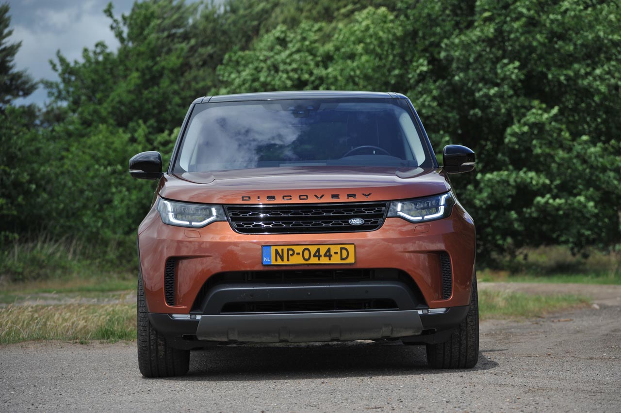 De nieuwe Land Rover Discovery treedt nauwelijks meer in de voetsporen van zijn voorganger, zeker niet qua ontwerp. Hoe het rijdt, dat zocht AutoVandaag uit tijdens een test.