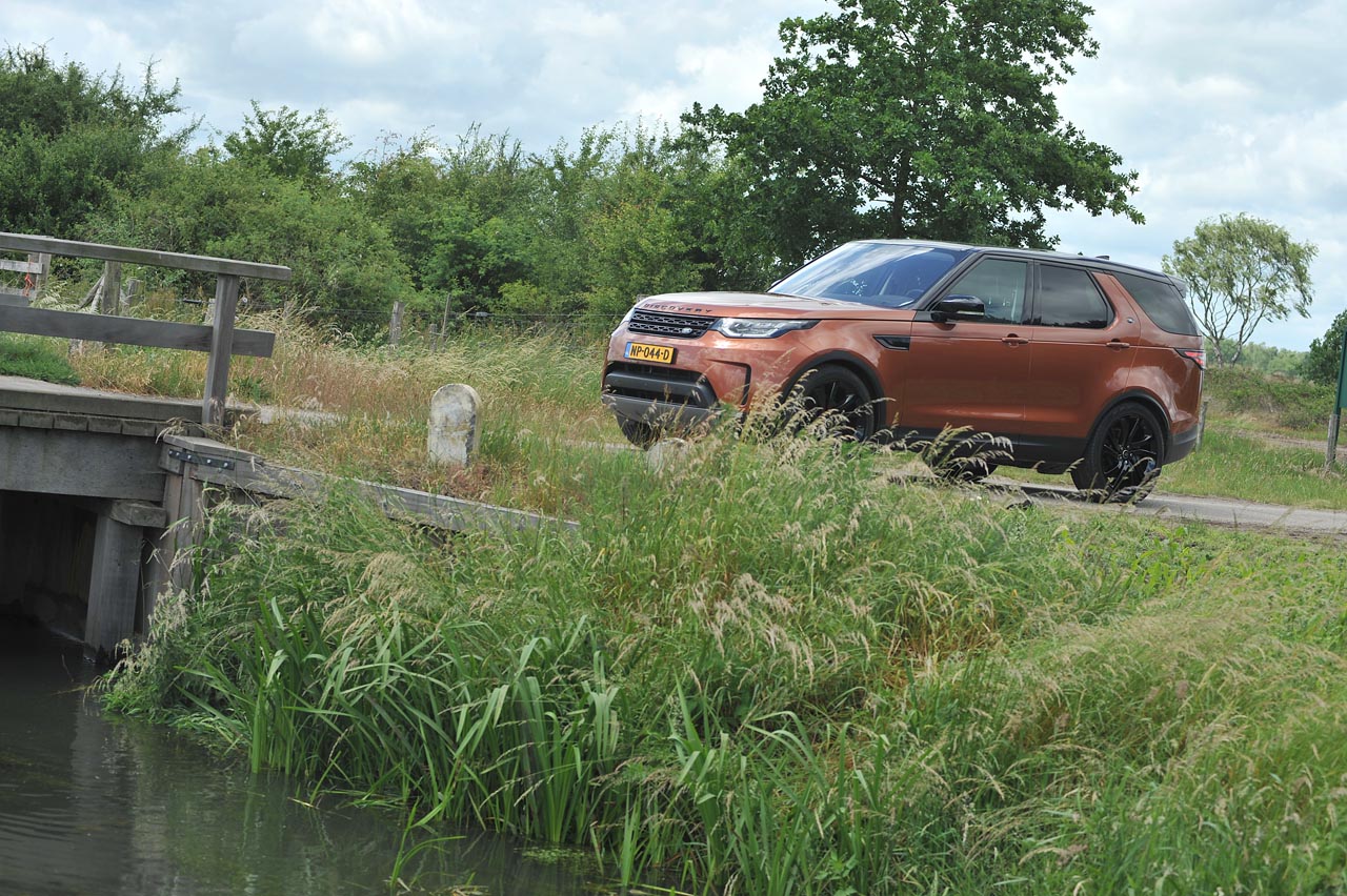 De nieuwe Land Rover Discovery treedt nauwelijks meer in de voetsporen van zijn voorganger, zeker niet qua ontwerp. Hoe het rijdt, dat zocht AutoVandaag uit tijdens een test.