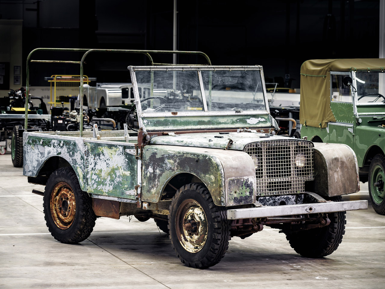 Jaguar Land Rover Classis spoorde een van de drie showauto's van de oer-Land Rover op die op de AutoRai in 1948 hebben gestaan en neemt nu de restauratie ter hand.