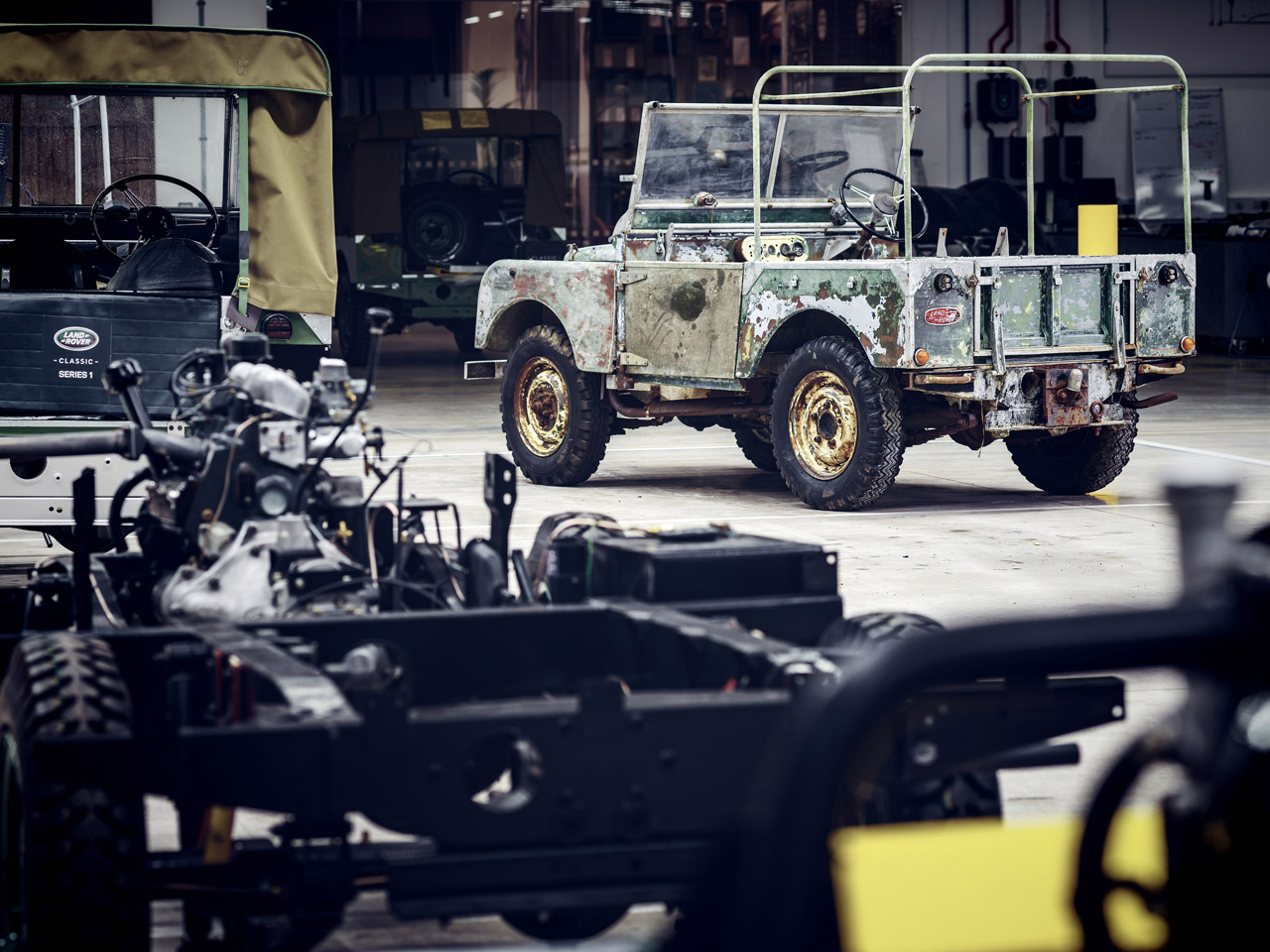 Jaguar Land Rover Classis spoorde een van de drie showauto's van de oer-Land Rover op die op de AutoRai in 1948 hebben gestaan en neemt nu de restauratie ter hand.