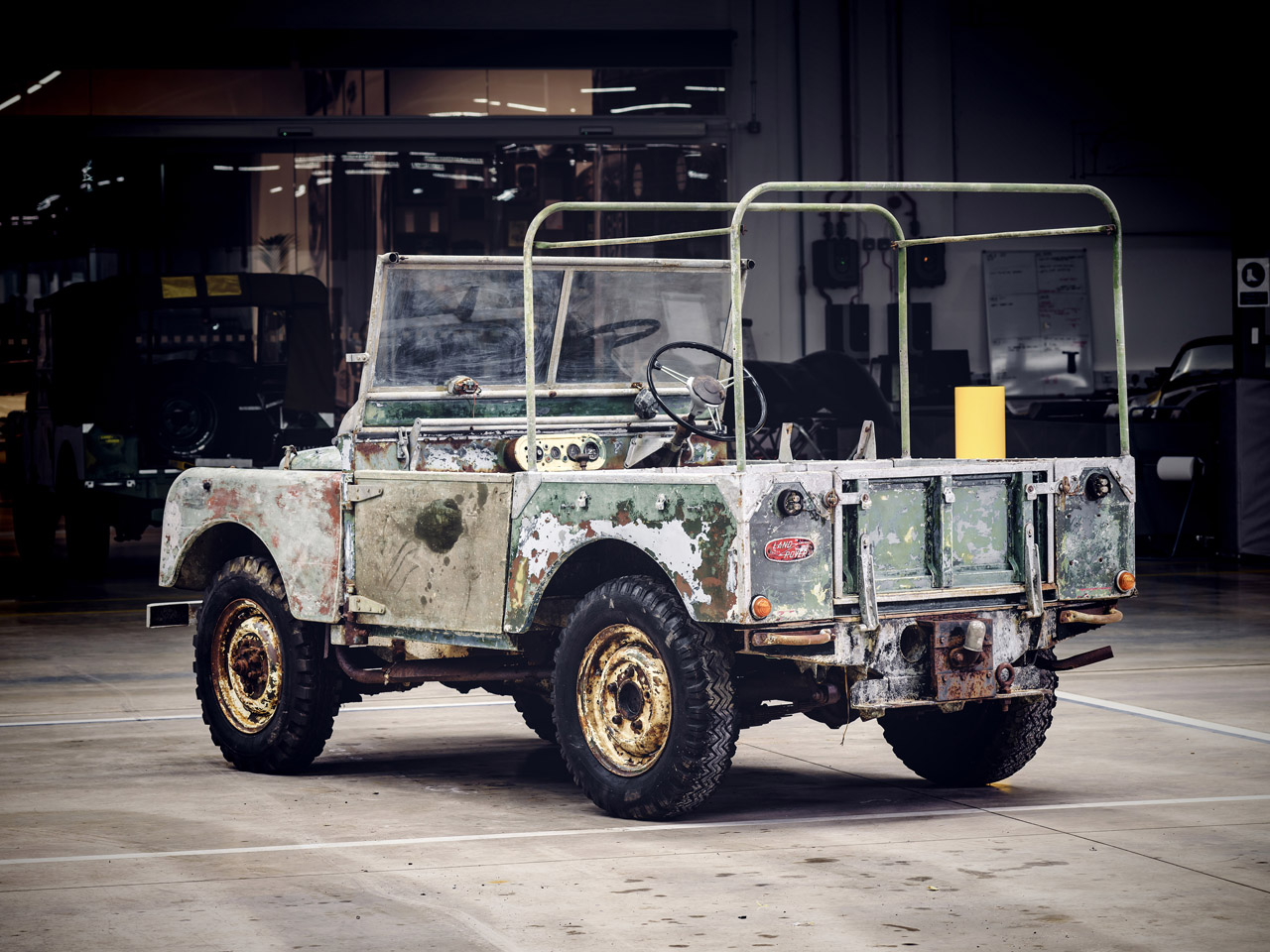 Jaguar Land Rover Classis spoorde een van de drie showauto's van de oer-Land Rover op die op de AutoRai in 1948 hebben gestaan en neemt nu de restauratie ter hand.