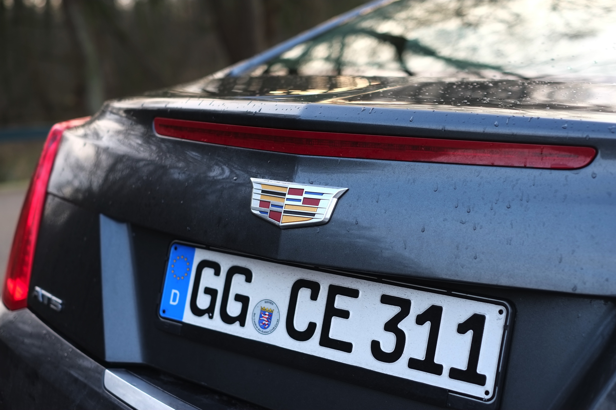 Rijtest - Verloochent de Cadillac ATS Coupe zijn roots door net zo scherp te sturen als de Duitsers of is de strak gelijnde coupe nog een chte Cadillac? AutoVandaag zocht het uit.