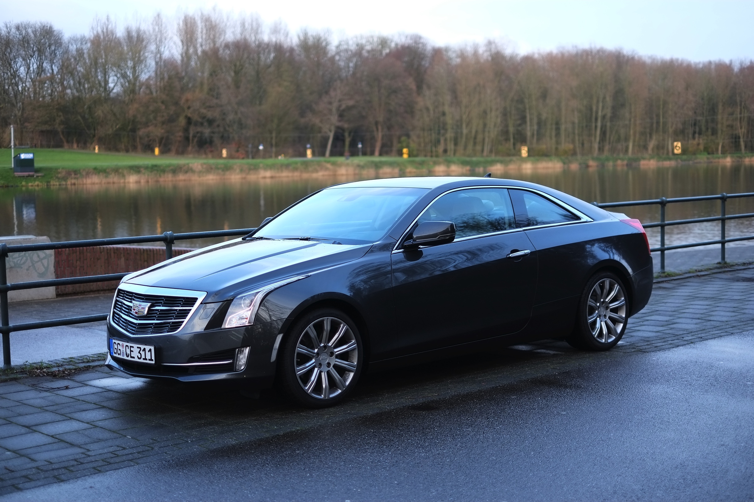 Rijtest - Verloochent de Cadillac ATS Coupe zijn roots door net zo scherp te sturen als de Duitsers of is de strak gelijnde coupe nog een chte Cadillac? AutoVandaag zocht het uit.