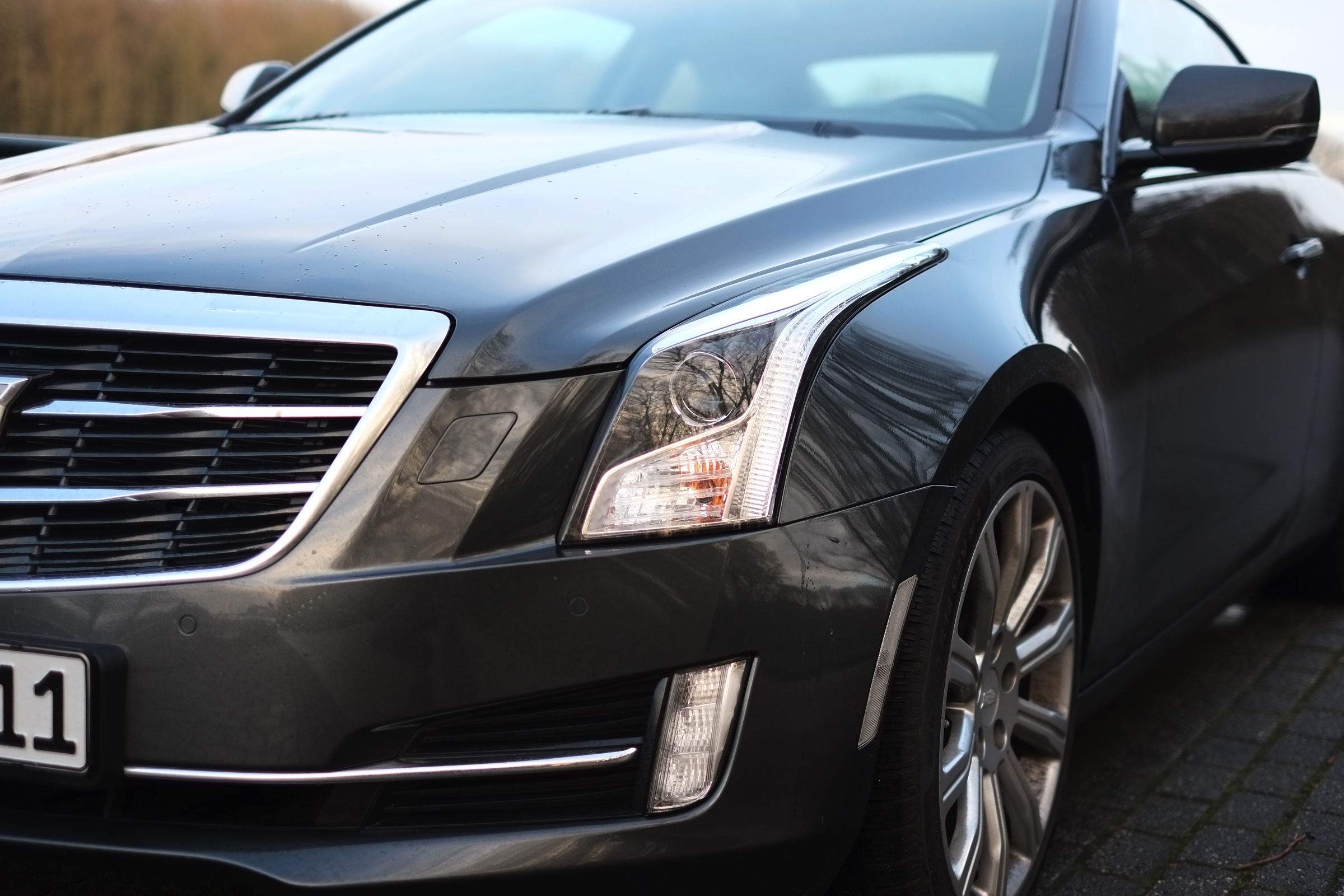 Rijtest - Verloochent de Cadillac ATS Coupe zijn roots door net zo scherp te sturen als de Duitsers of is de strak gelijnde coupe nog een chte Cadillac? AutoVandaag zocht het uit.