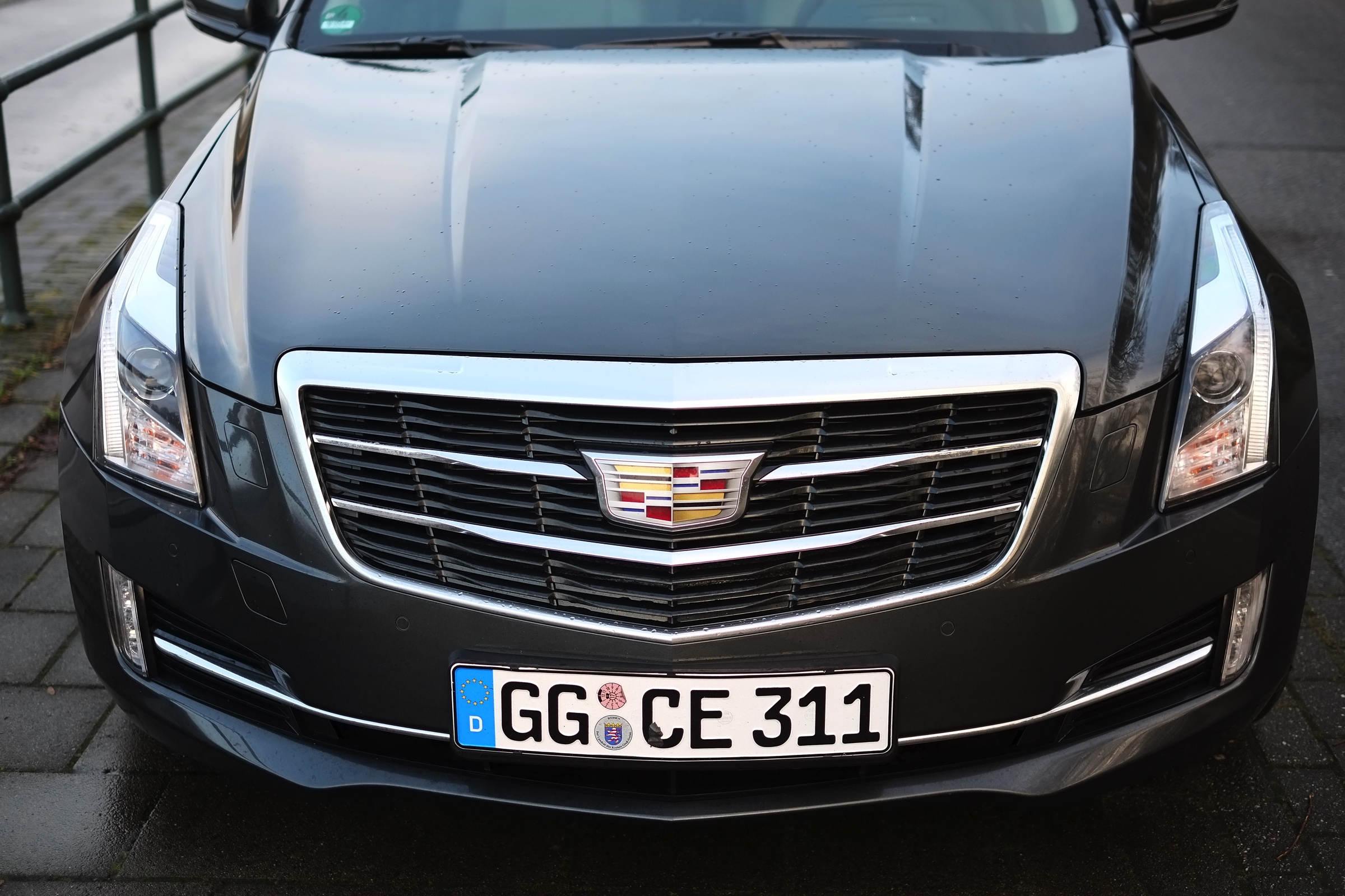 Rijtest - Verloochent de Cadillac ATS Coupe zijn roots door net zo scherp te sturen als de Duitsers of is de strak gelijnde coupe nog een chte Cadillac? AutoVandaag zocht het uit.