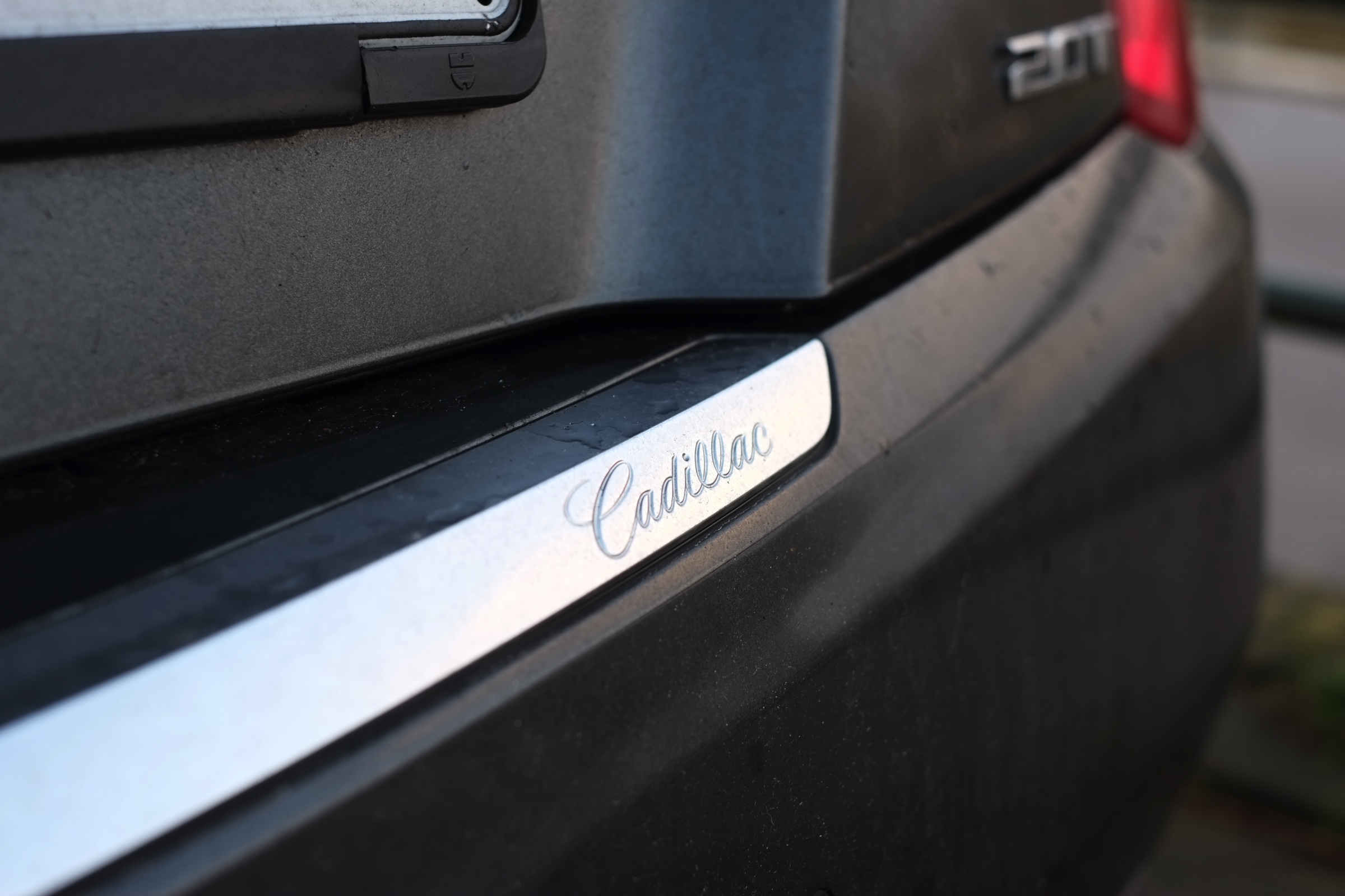Rijtest - Verloochent de Cadillac ATS Coupe zijn roots door net zo scherp te sturen als de Duitsers of is de strak gelijnde coupe nog een chte Cadillac? AutoVandaag zocht het uit.