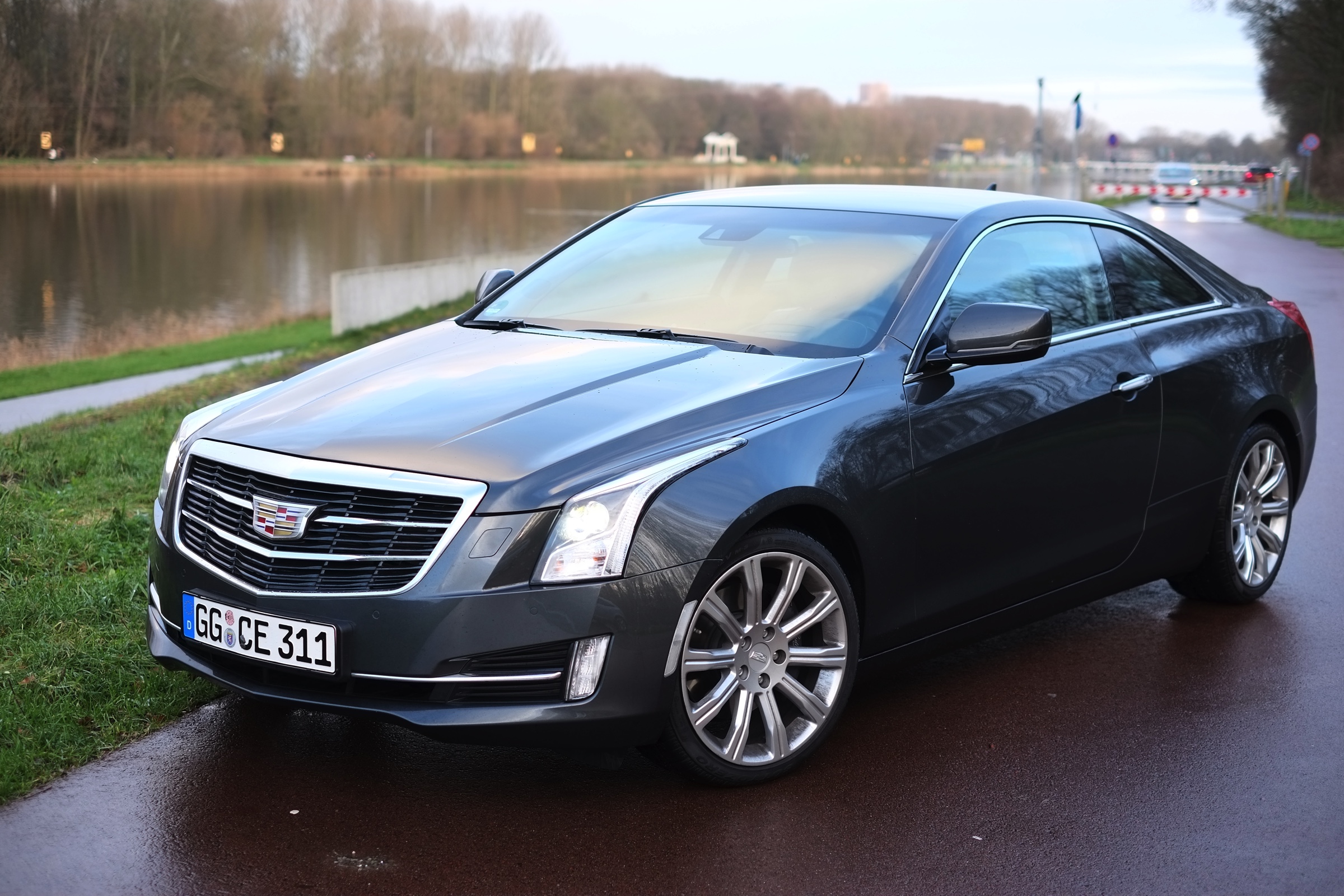 Rijtest - Verloochent de Cadillac ATS Coupe zijn roots door net zo scherp te sturen als de Duitsers of is de strak gelijnde coupe nog een chte Cadillac? AutoVandaag zocht het uit.