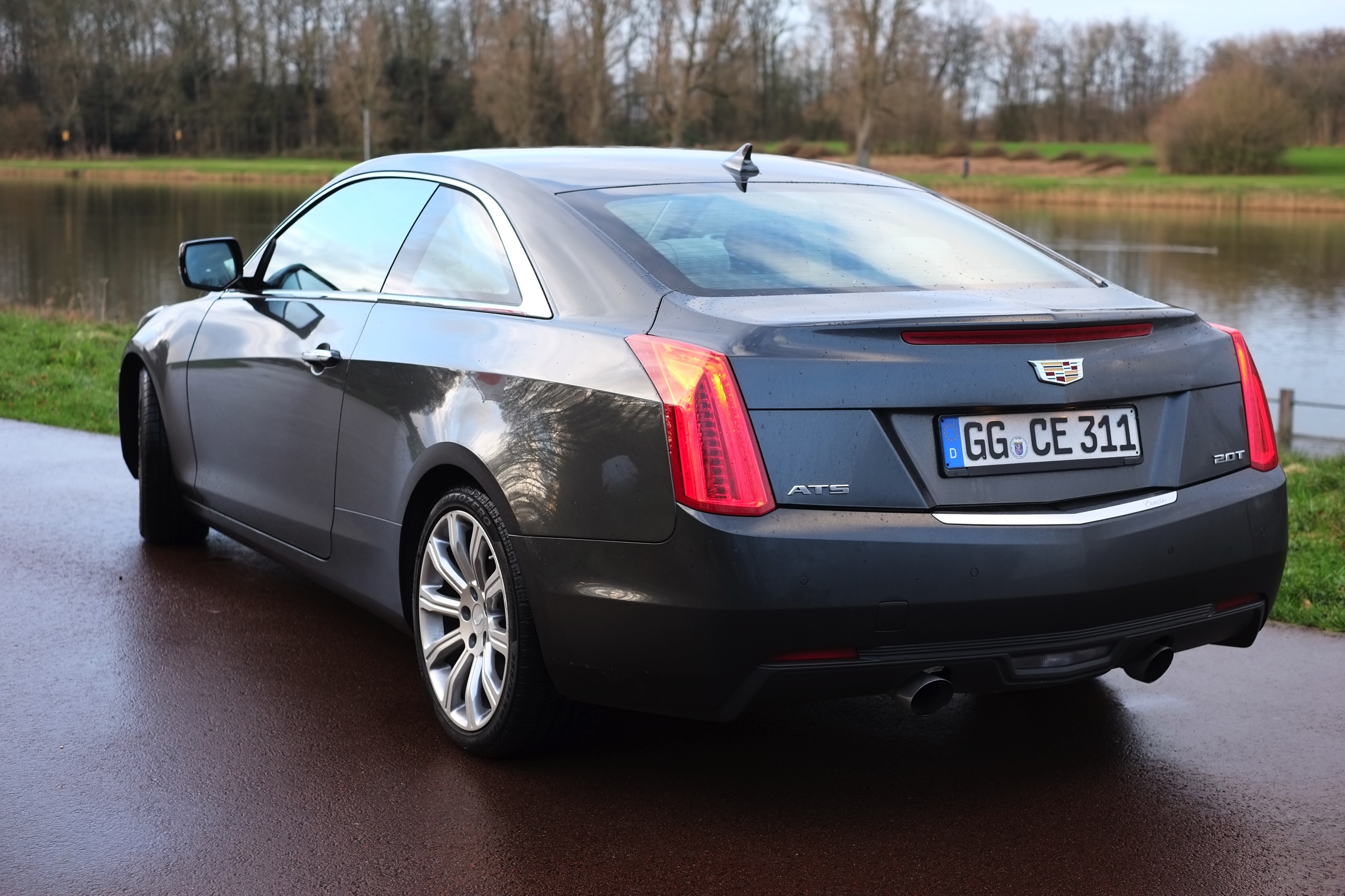 Rijtest - Verloochent de Cadillac ATS Coupe zijn roots door net zo scherp te sturen als de Duitsers of is de strak gelijnde coupe nog een chte Cadillac? AutoVandaag zocht het uit.