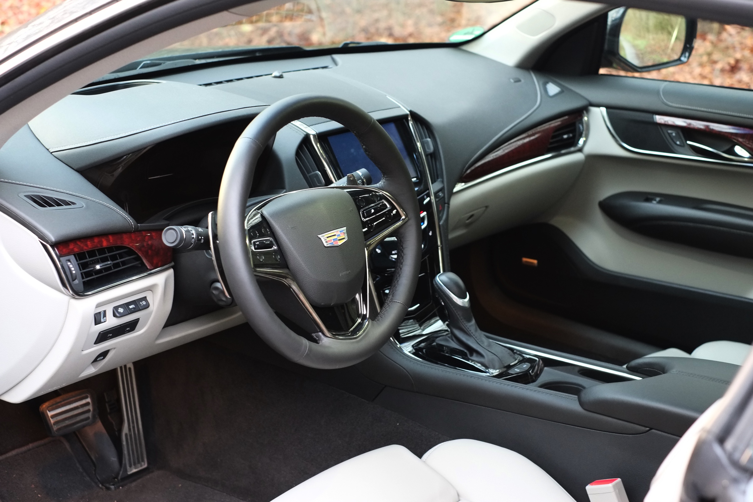 Rijtest - Verloochent de Cadillac ATS Coupe zijn roots door net zo scherp te sturen als de Duitsers of is de strak gelijnde coupe nog een chte Cadillac? AutoVandaag zocht het uit.