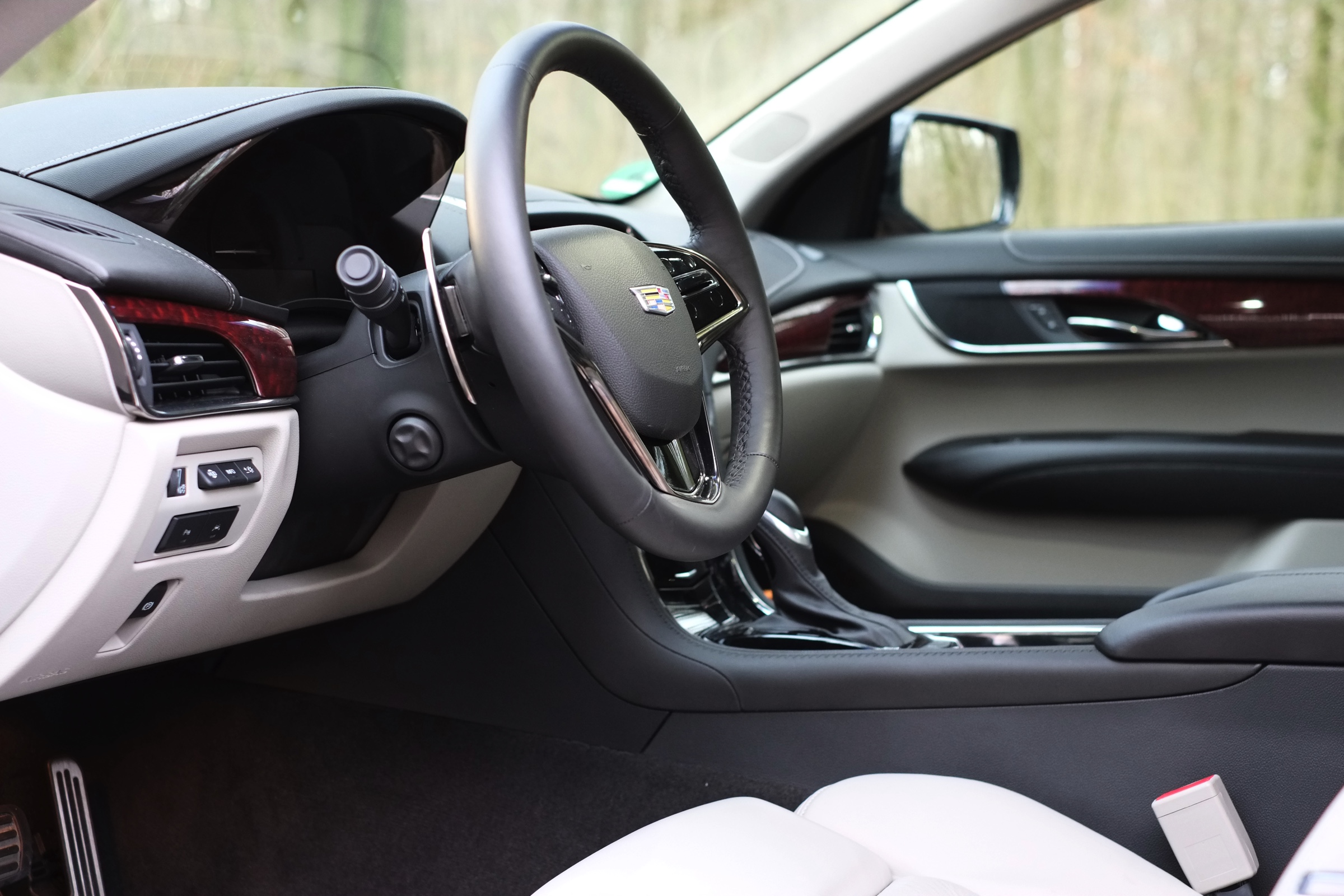 Rijtest - Verloochent de Cadillac ATS Coupe zijn roots door net zo scherp te sturen als de Duitsers of is de strak gelijnde coupe nog een chte Cadillac? AutoVandaag zocht het uit.