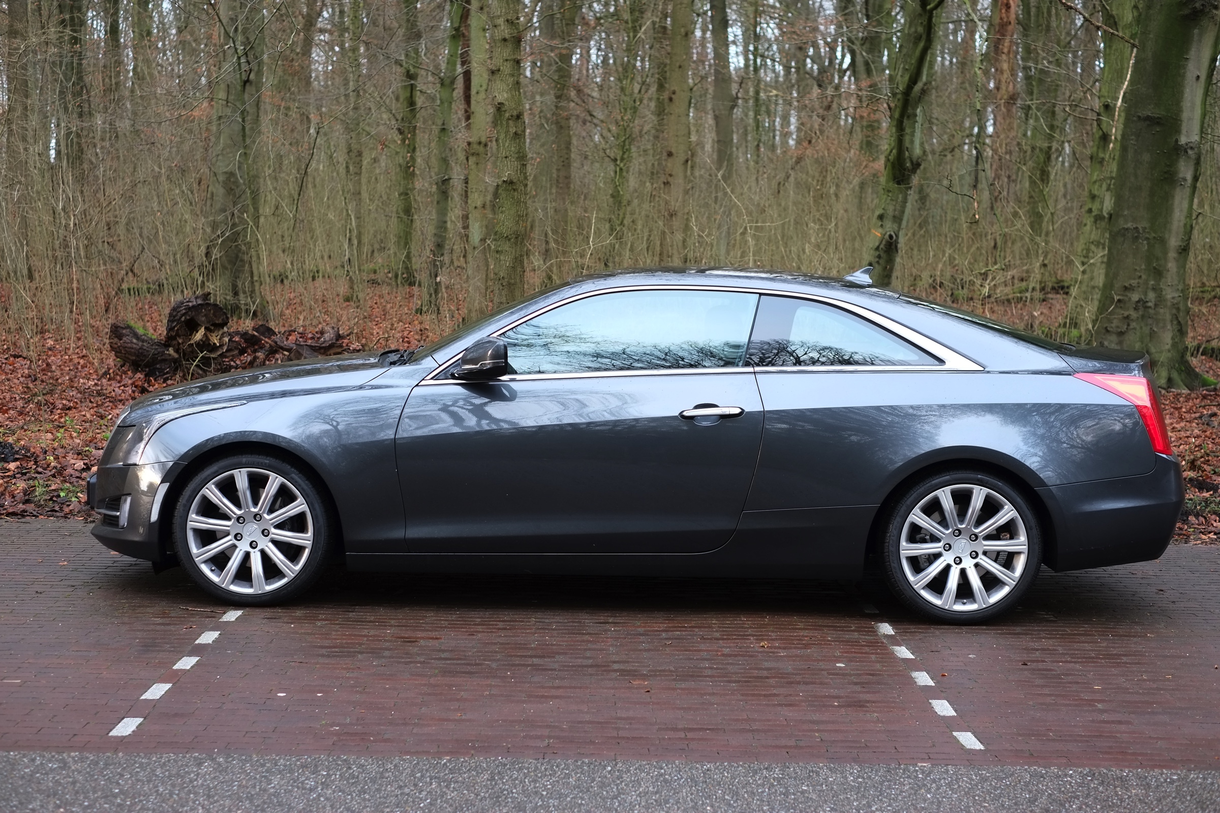 Rijtest - Verloochent de Cadillac ATS Coupe zijn roots door net zo scherp te sturen als de Duitsers of is de strak gelijnde coupe nog een chte Cadillac? AutoVandaag zocht het uit.