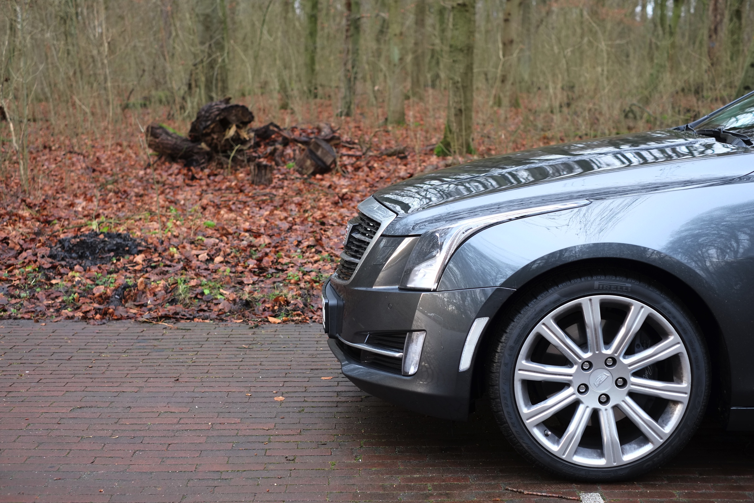 Rijtest - Verloochent de Cadillac ATS Coupe zijn roots door net zo scherp te sturen als de Duitsers of is de strak gelijnde coupe nog een chte Cadillac? AutoVandaag zocht het uit.