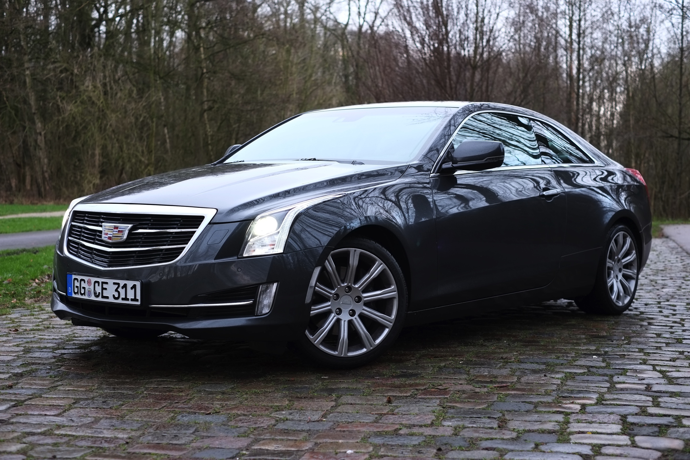 Rijtest - Verloochent de Cadillac ATS Coupe zijn roots door net zo scherp te sturen als de Duitsers of is de strak gelijnde coupe nog een chte Cadillac? AutoVandaag zocht het uit.