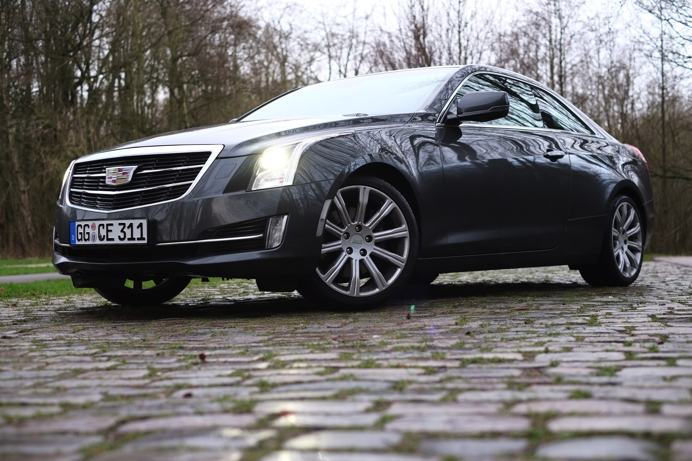 Rijtest - Verloochent de Cadillac ATS Coupe zijn roots door net zo scherp te sturen als de Duitsers of is de strak gelijnde coupe nog een chte Cadillac? AutoVandaag zocht het uit.