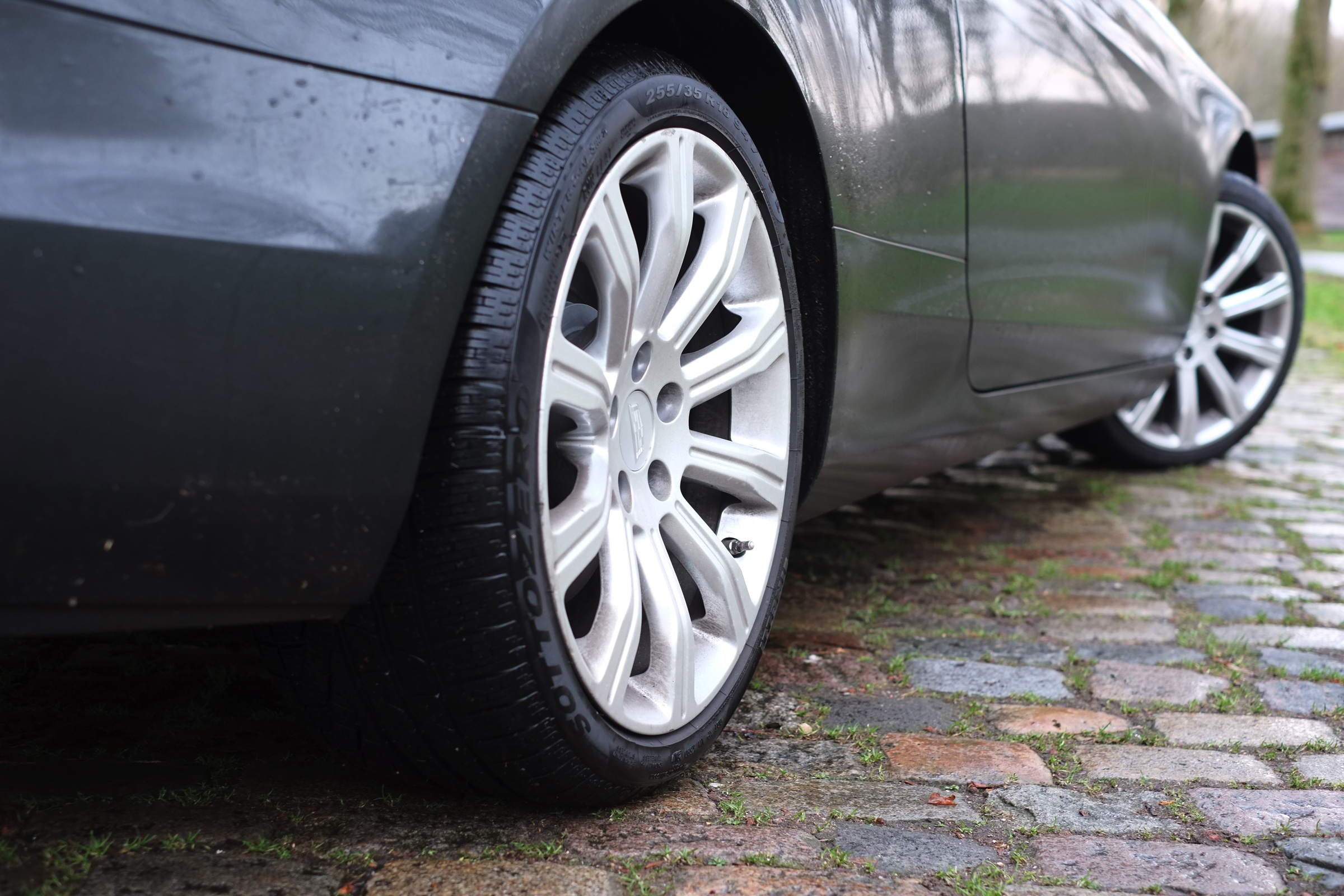 Rijtest - Verloochent de Cadillac ATS Coupe zijn roots door net zo scherp te sturen als de Duitsers of is de strak gelijnde coupe nog een chte Cadillac? AutoVandaag zocht het uit.