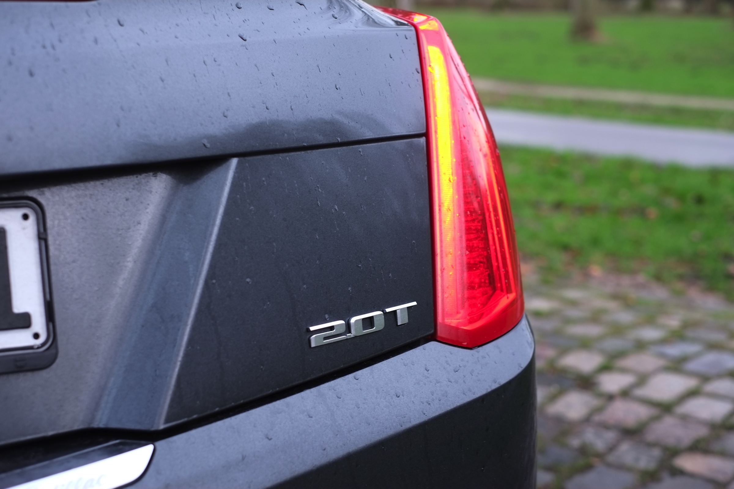 Rijtest - Verloochent de Cadillac ATS Coupe zijn roots door net zo scherp te sturen als de Duitsers of is de strak gelijnde coupe nog een chte Cadillac? AutoVandaag zocht het uit.