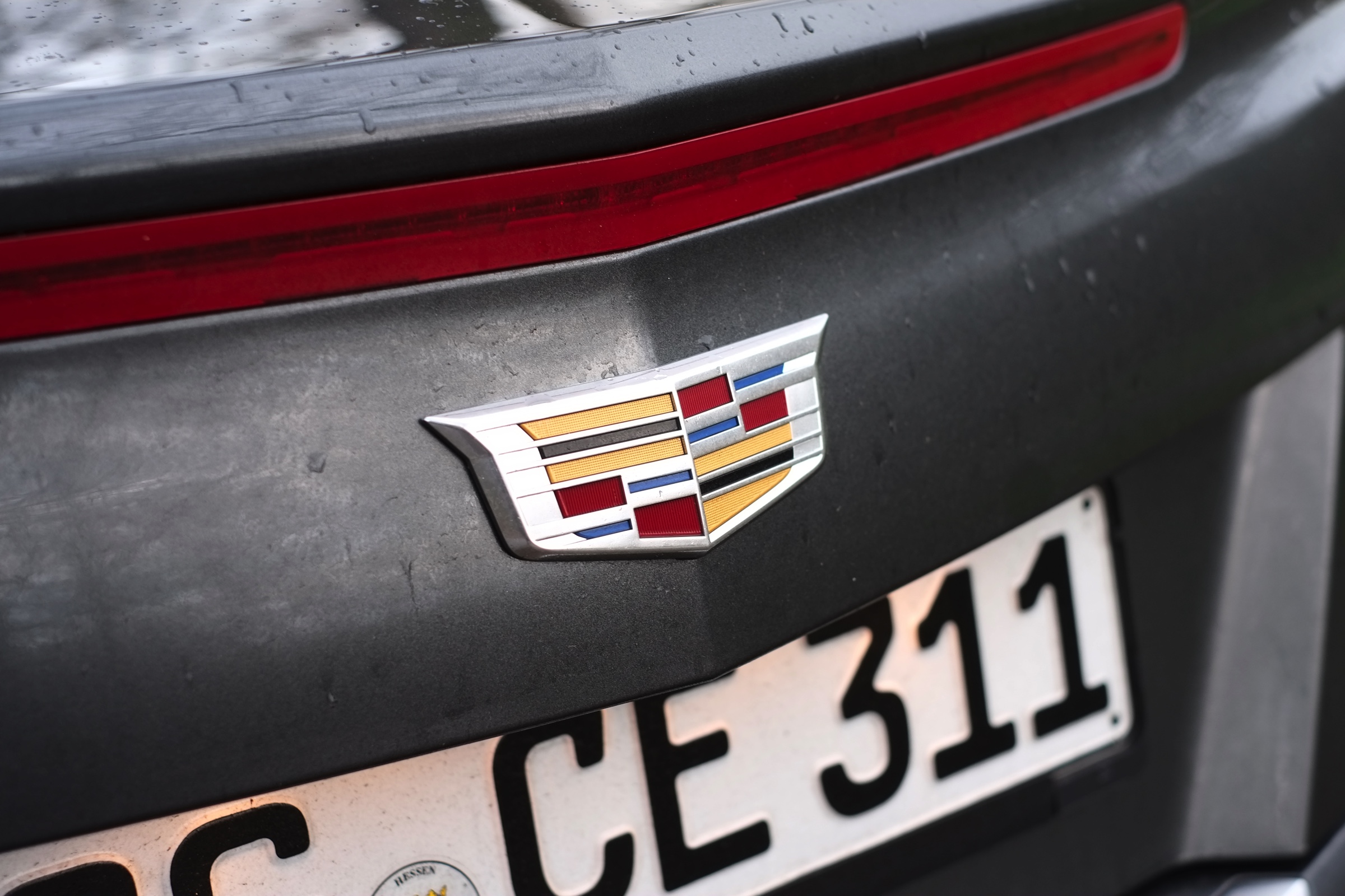 Rijtest - Verloochent de Cadillac ATS Coupe zijn roots door net zo scherp te sturen als de Duitsers of is de strak gelijnde coupe nog een chte Cadillac? AutoVandaag zocht het uit.