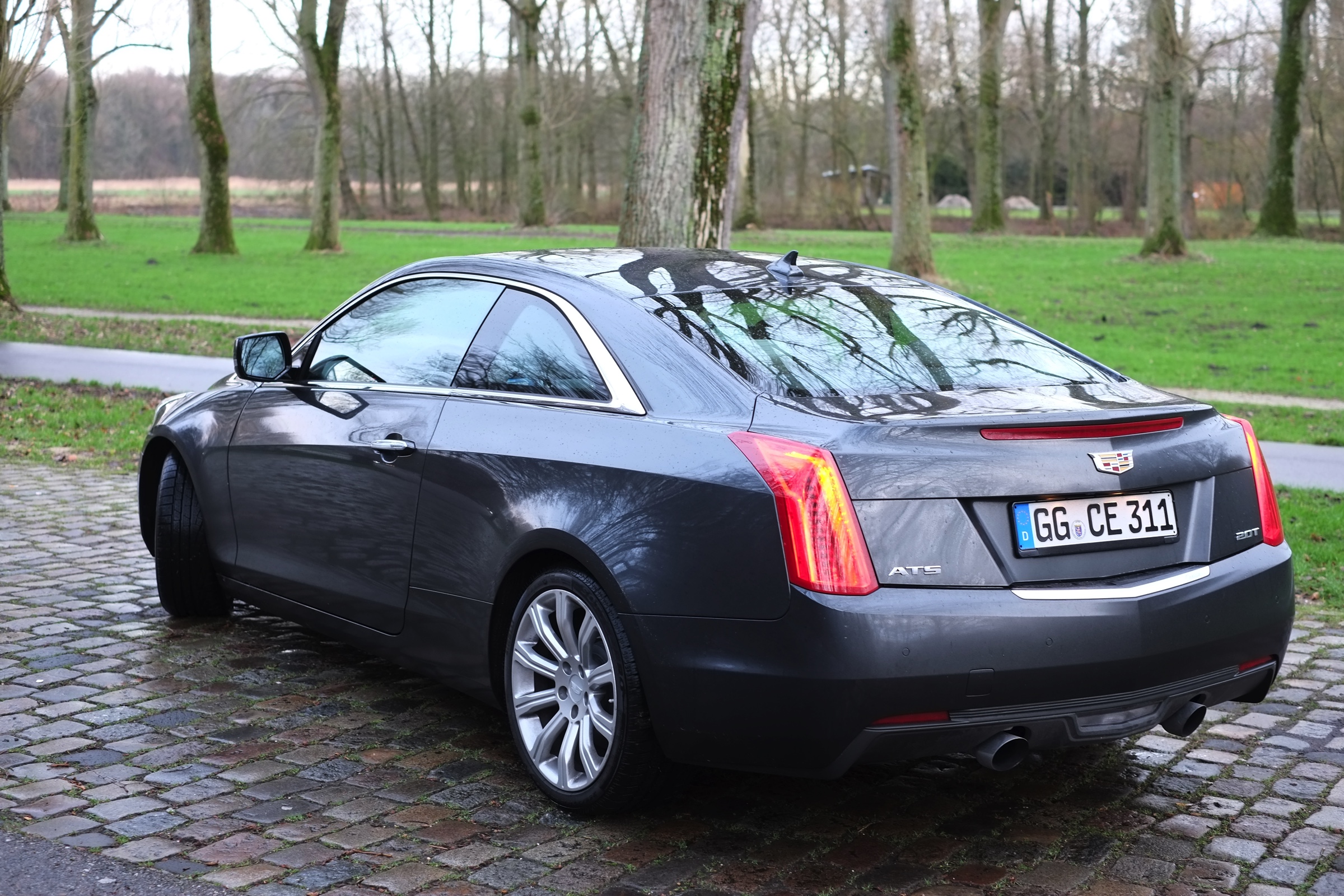 Rijtest - Verloochent de Cadillac ATS Coupe zijn roots door net zo scherp te sturen als de Duitsers of is de strak gelijnde coupe nog een chte Cadillac? AutoVandaag zocht het uit.