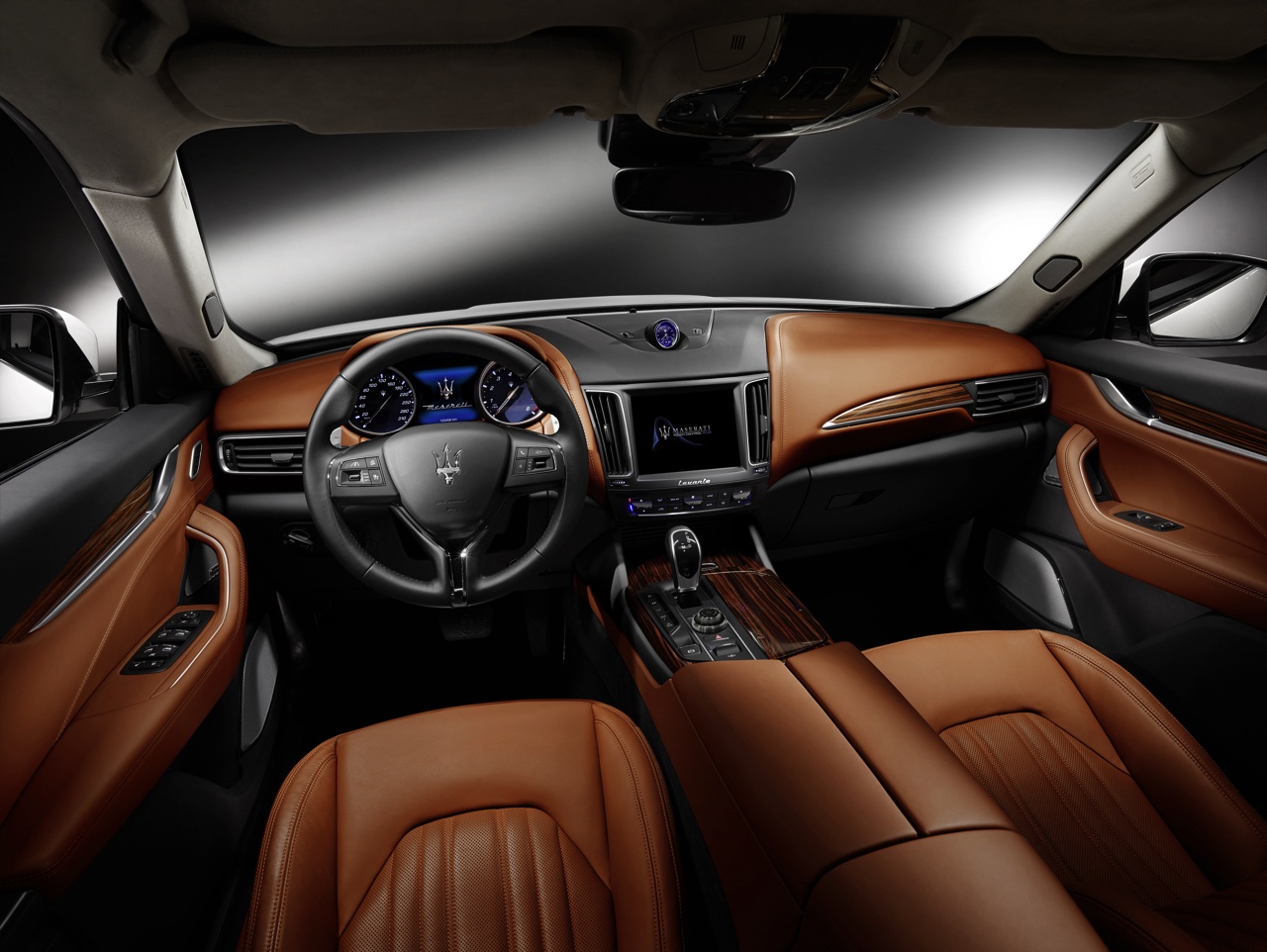 De nieuwe Maserati Levante nader bekeken, live op de Autosalon van Geneve 2016.