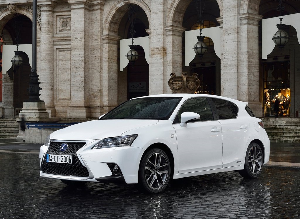 Lexus positioneert zich in Nederland als luxe premium hybridemerk en dus komen de modellen met 2.0 liter turbomotor niet naar onze showroom.