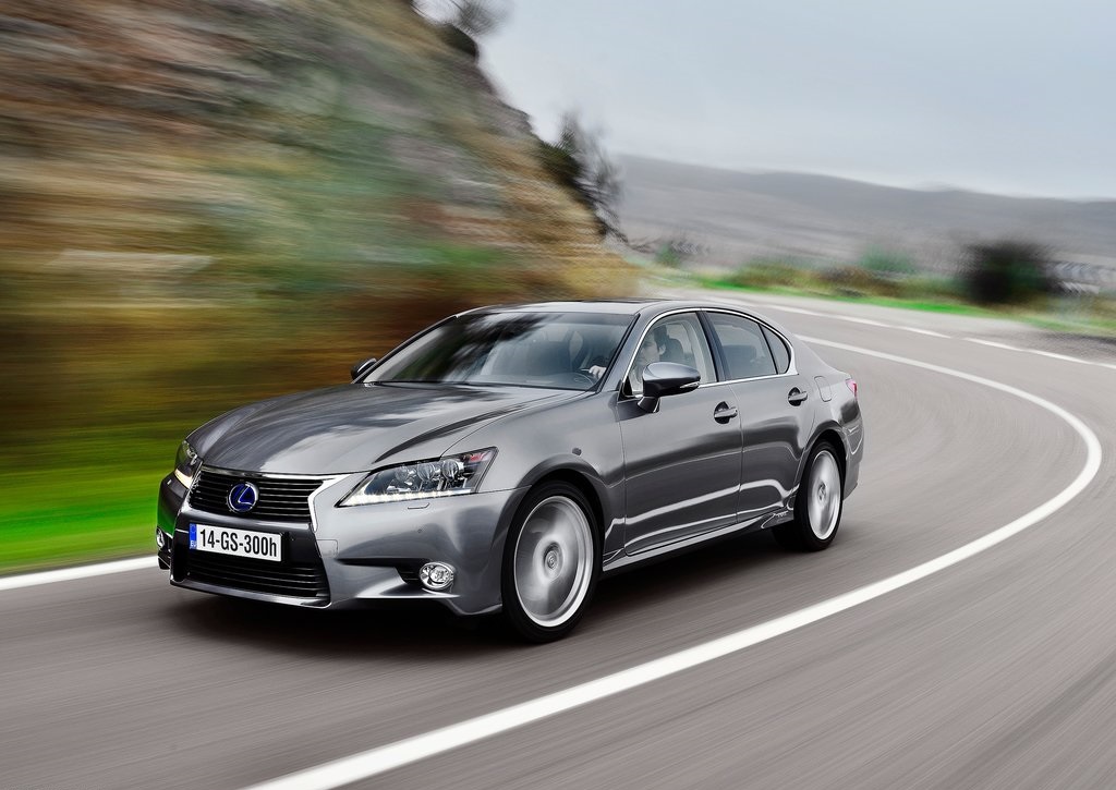 Lexus positioneert zich in Nederland als luxe premium hybridemerk en dus komen de modellen met 2.0 liter turbomotor niet naar onze showroom.