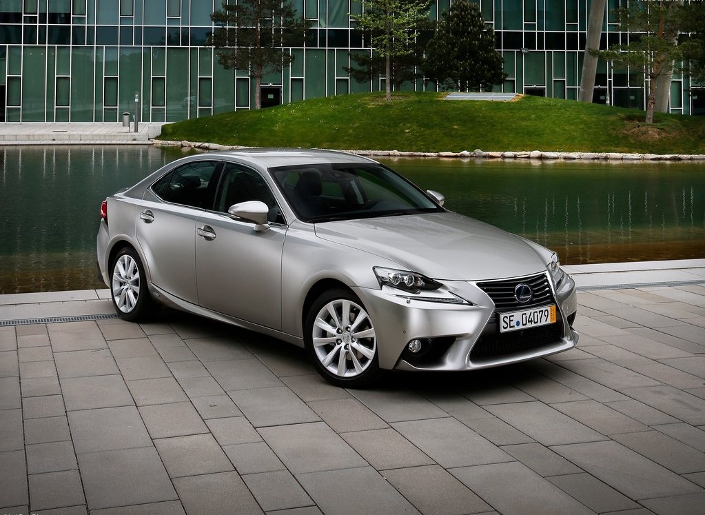 Lexus positioneert zich in Nederland als luxe premium hybridemerk en dus komen de modellen met 2.0 liter turbomotor niet naar onze showroom.