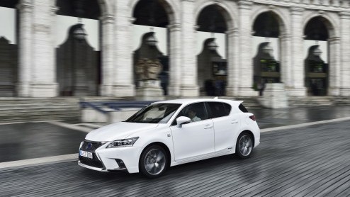Autotest vernieuwde Lexus CT200h. In 2014 heeft Lexus de CT 200h een facelift gegeven. Dat zie je niet alleen, dat merk je ook tijdens het rijden.