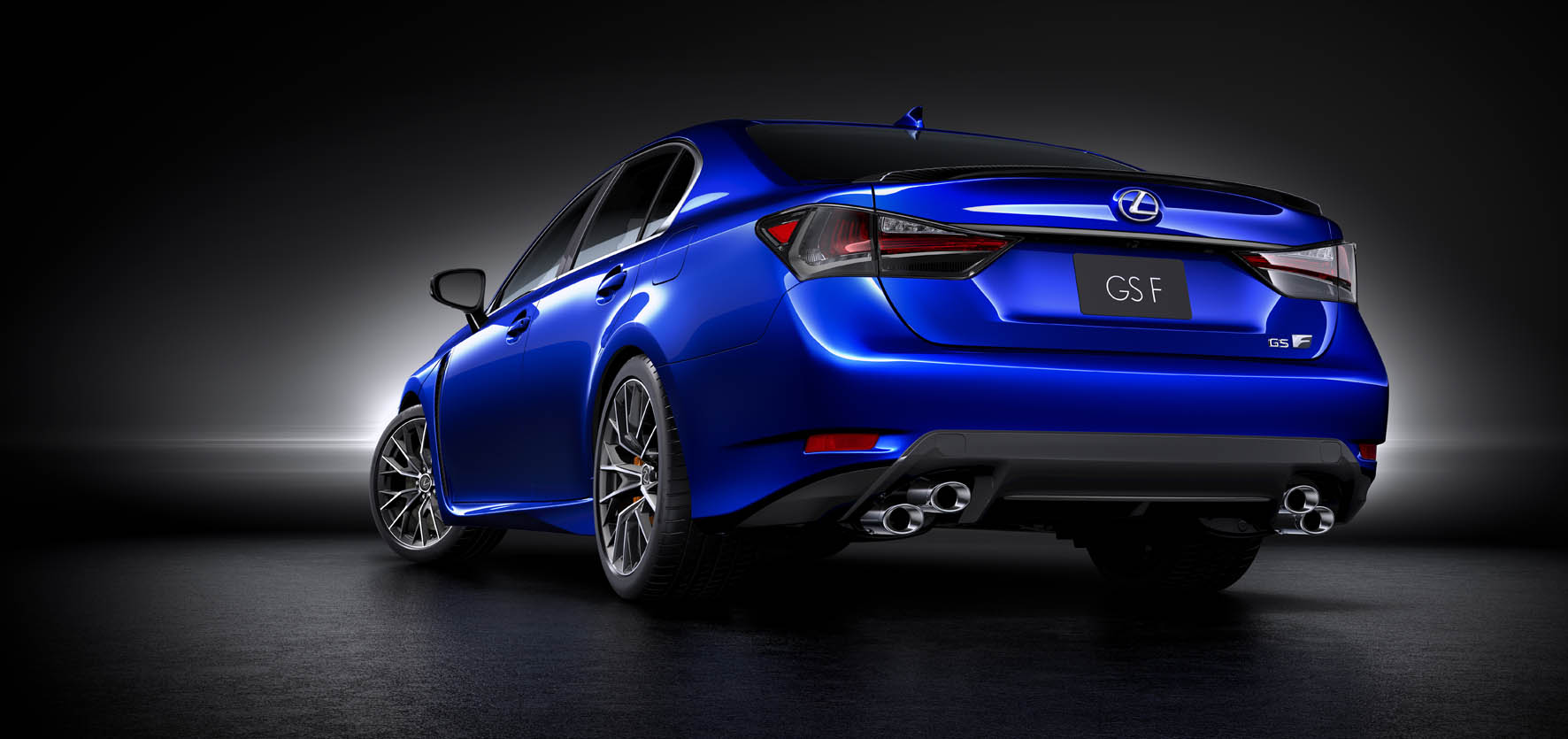 De Lexus GS krijgt een sportief topmodel, de GS F. Waar zijn concurrenten het met turbo's of superchargers doen, krijgt de GS F een atmosferische V8. Net als in de RC F levert het 5,0 liter blok 477 p