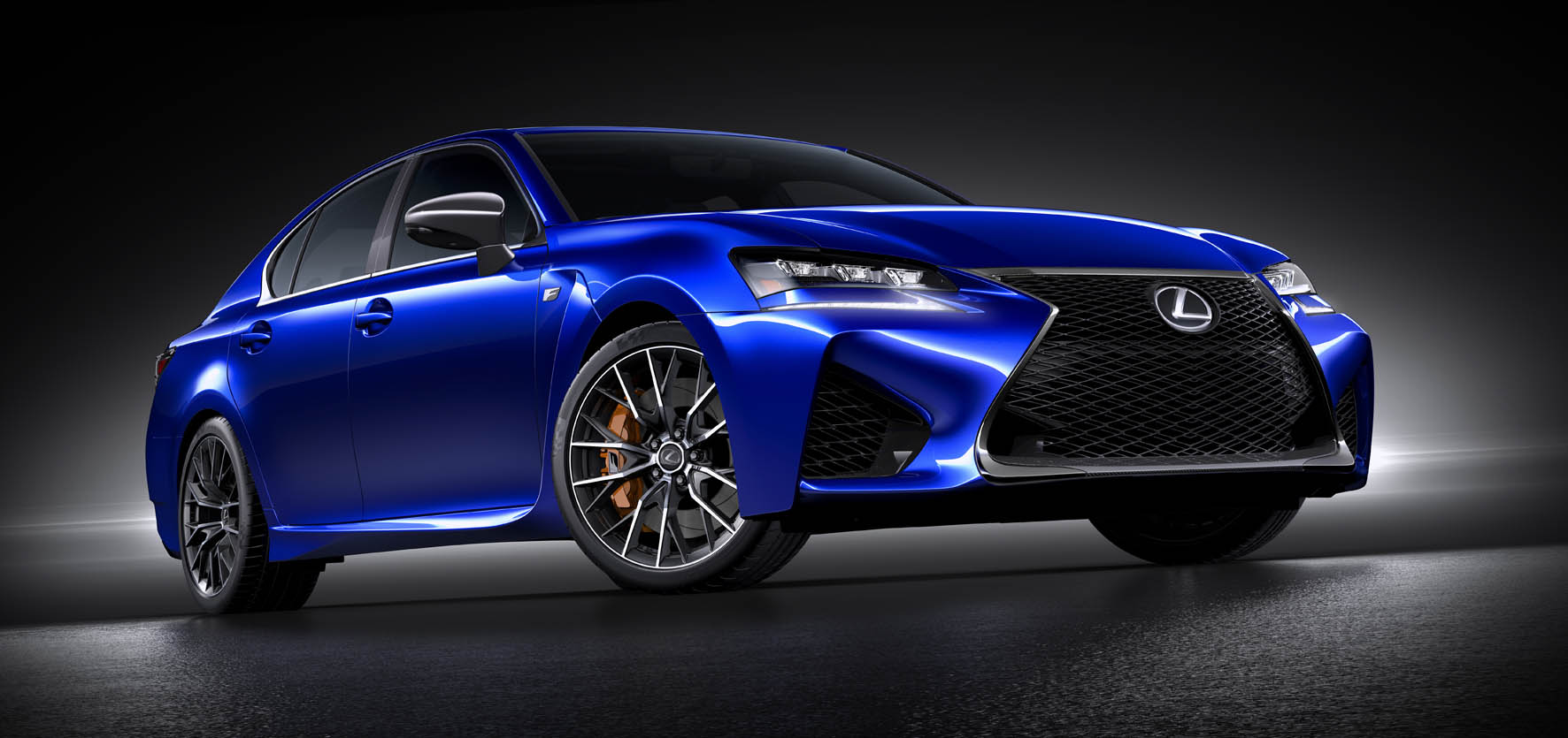 De Lexus GS krijgt een sportief topmodel, de GS F. Waar zijn concurrenten het met turbo's of superchargers doen, krijgt de GS F een atmosferische V8. Net als in de RC F levert het 5,0 liter blok 477 p