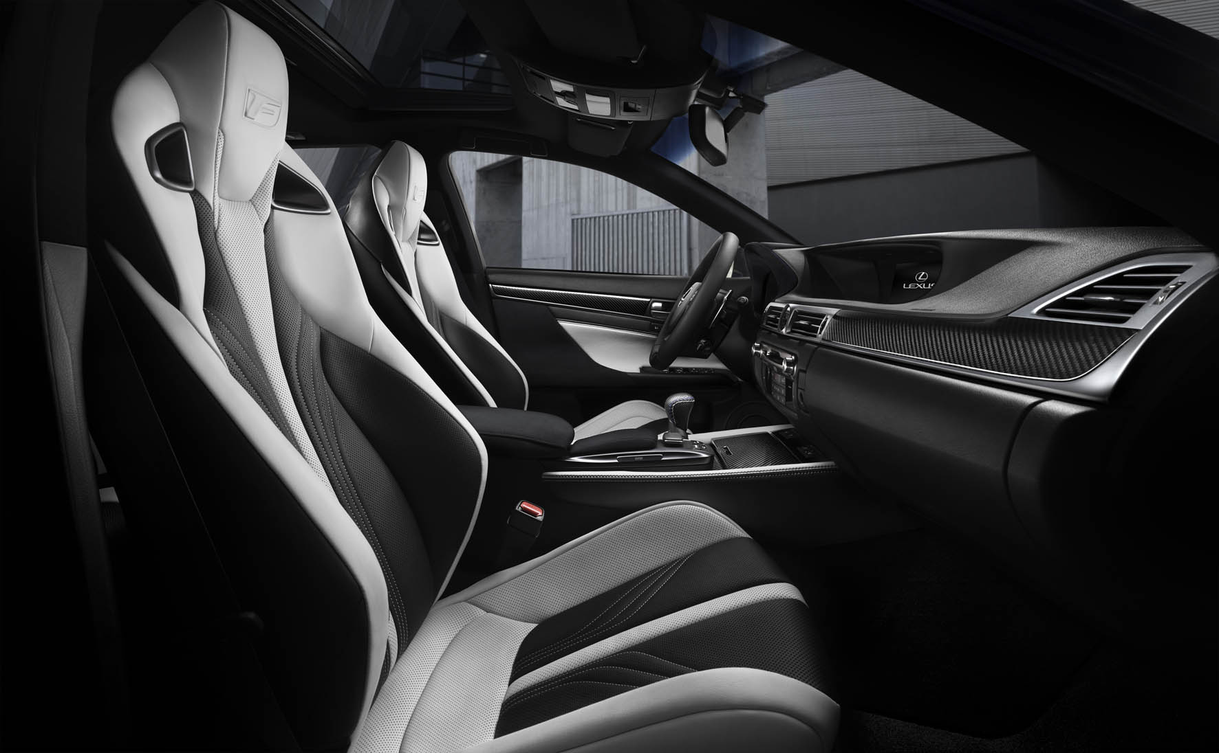 De Lexus GS krijgt een sportief topmodel, de GS F. Waar zijn concurrenten het met turbo's of superchargers doen, krijgt de GS F een atmosferische V8. Net als in de RC F levert het 5,0 liter blok 477 p
