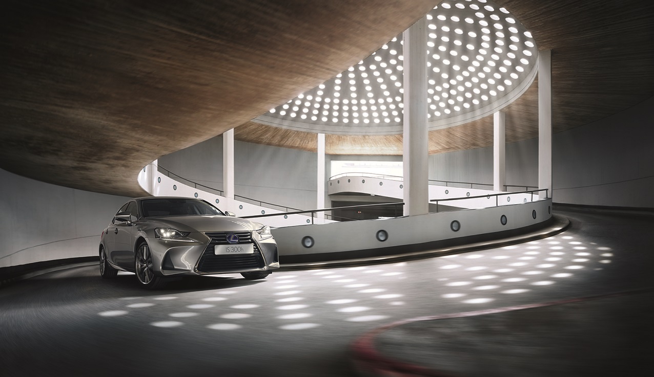 De Lexus IS heeft een facelift gekregen. De auto is op verschillende punten aangepakt en komt volgend jaar op de markt. Nu weten we alvast wat ie gaat kosten.