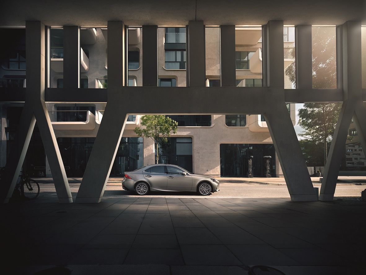 De Lexus IS heeft een facelift gekregen. De auto is op verschillende punten aangepakt en komt volgend jaar op de markt. Nu weten we alvast wat ie gaat kosten.